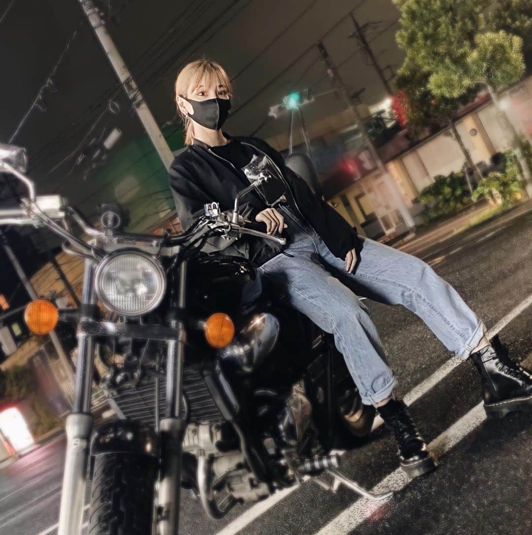 MIOのインスタグラム：「そろそろ夜は寒くなってきました🥶🏍💨💨  #マグナ#magna#ツインマグナ」