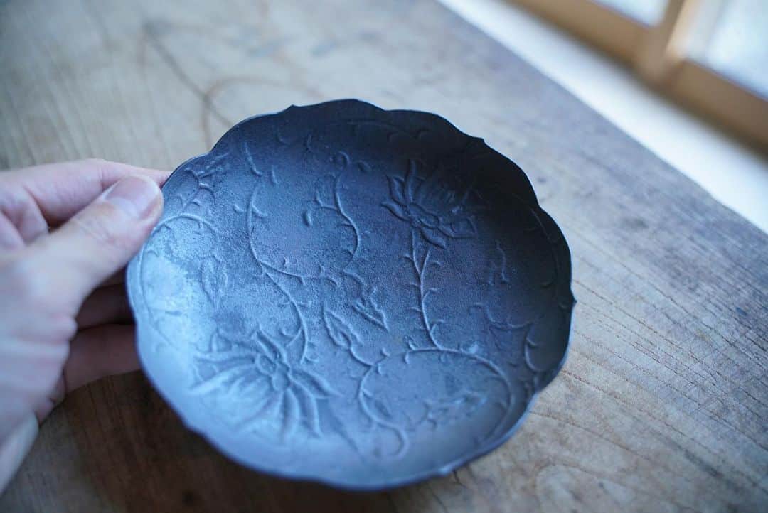阿部春弥のインスタグラム：「・ Tetsusai Youkoku Botan plate 15cm ・ 長年作っている器も、鉄彩になると今までとは雰囲気が異なり新鮮です。 ・ 僕の作る器は磁器なので、基本的には電子レンジは使用可能ですが、鉄彩の器は金属を使用しているのでご使用はお控えください。 食洗機は我が家ではガシガシ使用しています。 磁器の器は経年変化は短期間ではほとんど無いのですが、鉄彩の器は経年変化が有ります。私用のものは肌感がしっとりとはじめの印象より柔らかさが出て来ているように感じます。 パスタやチャーハン、カレー、サラダ、揚げ物、煮物など分け隔てなく使用しています。 1年ほど使用していますがニオイ移りや着色汚れは今のところありません。個人談 ご興味がありましたら是非使ってみていただきたい器のひとつです。 ・ #器#うつわ#磁器 #堺市#大阪#sizuku#阿部春弥  #ceramics#pottery#porcelain #営業スタイル」