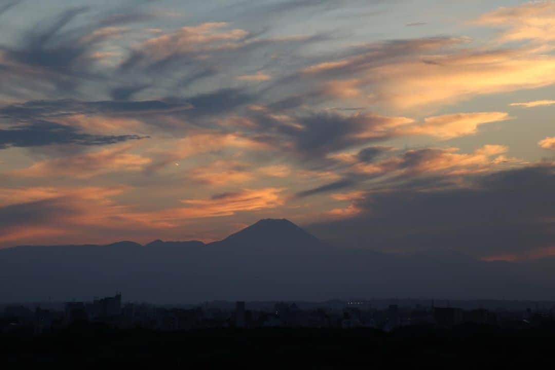 坂元美香さんのインスタグラム写真 - (坂元美香Instagram)「today's sunset 2021/10/11 17:05  変わりゆく富士山の背景の色がとても美しく、 久々にゆっくりと眺めていました。 今日も平和でした。  #sunsetphotobymikasakamoto  #sunset #夕陽 #夕日 #黄昏時 #夕焼け #tokyosky #やっぱり空が好き #イマソラ #CanonEOSKiss8i」10月11日 19時08分 - mika_saka