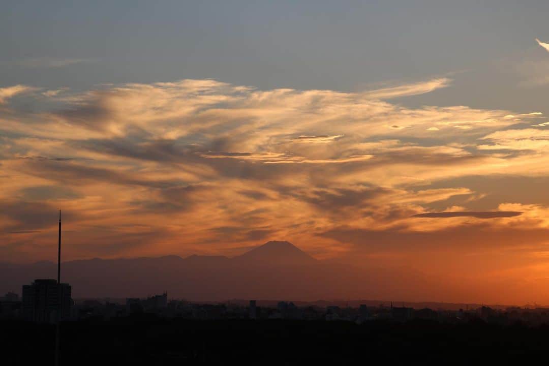 坂元美香さんのインスタグラム写真 - (坂元美香Instagram)「today's sunset 2021/10/11 17:05  変わりゆく富士山の背景の色がとても美しく、 久々にゆっくりと眺めていました。 今日も平和でした。  #sunsetphotobymikasakamoto  #sunset #夕陽 #夕日 #黄昏時 #夕焼け #tokyosky #やっぱり空が好き #イマソラ #CanonEOSKiss8i」10月11日 19時08分 - mika_saka