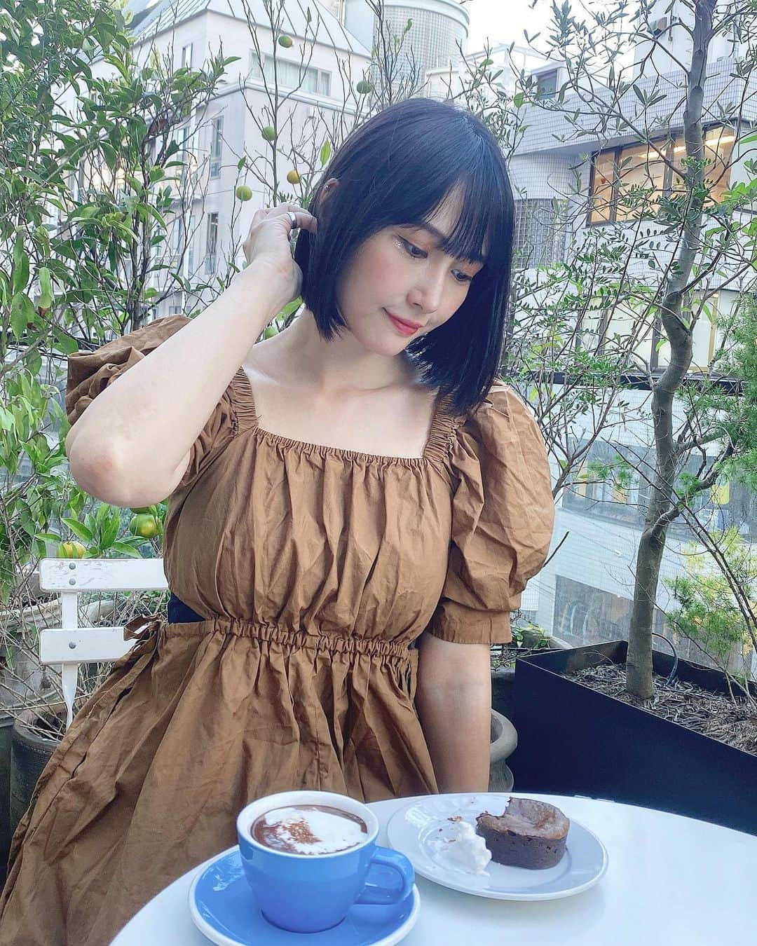 はりーさんのインスタグラム写真 - (はりーInstagram)「アニエスベーカフェに行きました☕️🌿✨ 内装はカラフルで可愛い🌹  でも一番の目的はそこじゃなくて…マクロス40周年銀河争奪歌合戦のためでした…🤦‍♀️😂❤️恥ずかしい…！ もうランカちゃん見ただけでアルト見ただけでシェリル見ただけで５回泣いたwww ガチだから怖い。  中身は陽キャの殻を被った生粋のオタク同士なので…カラオケではakinoさんとangelaさんとマイナーな曲を歌いまくりました😂 ポストカードもランカちゃん嬉しい😌💕 楽しい１日でした🌿 @agnesb_officiel」10月11日 19時36分 - kirarin_harry_official