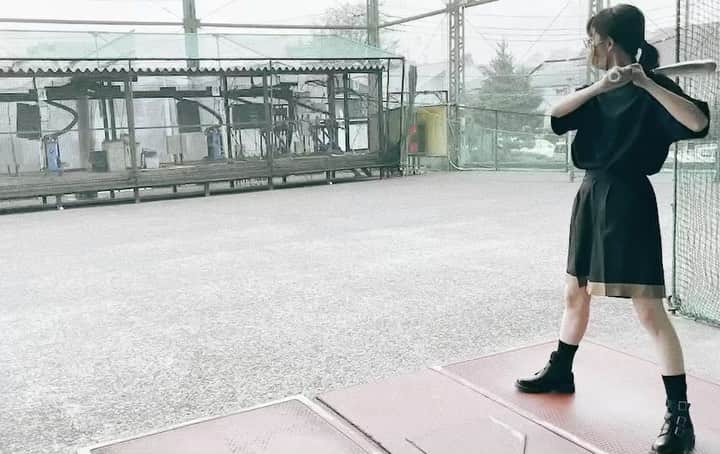 樋口柚子のインスタグラム：「憧れのバッティングセンターを 偶然発見して、いきなりバッティング⚾︎ すっっっごく楽しかったけど、 80キロで2回しかバットに当たらなかった(T_T) もっと上手になりたい… 次はもっとちゃんと装備して行く… 経験者の方、アドバイスくださいm(._.)m」