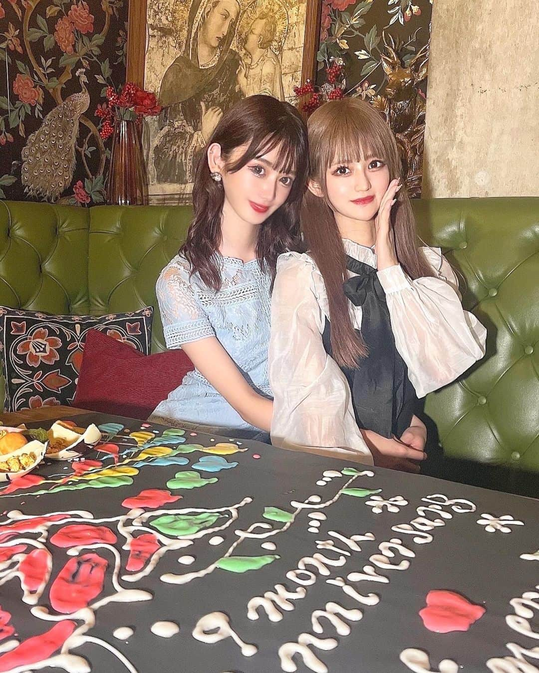 ゆうめろさんのインスタグラム写真 - (ゆうめろInstagram)「･ ･ 今日はありすちゃんと9ヶ月記念日でした🌹💗💗 ありすちゃんと毎日一緒にいるのが楽しすぎて もう9ヶ月経ってたなんて早いな〜〜😳 ･ 2人の記念日を @solomons_harajuku さんでお祝いしたよ！ コース料理を食べた後にデザートを待ってたら テーブルアートが登場してビックリした🥰💓 誕生日のお祝いにもピッタリ✨ また料理の詳細は次の投稿に載せるね！ ･ そしてこれからもありすちゃんよろしくね👼🏻❣️❣️ ずっと大好きだよ〜(◍ ´꒳` ◍) ･ #百合カップル  #セクマイカップル  #セクマイ #テーブルアート」10月11日 19時55分 - yk.o0