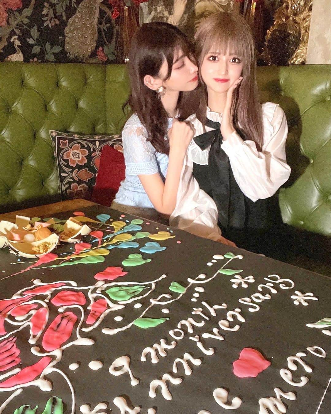 ゆうめろさんのインスタグラム写真 - (ゆうめろInstagram)「･ ･ 今日はありすちゃんと9ヶ月記念日でした🌹💗💗 ありすちゃんと毎日一緒にいるのが楽しすぎて もう9ヶ月経ってたなんて早いな〜〜😳 ･ 2人の記念日を @solomons_harajuku さんでお祝いしたよ！ コース料理を食べた後にデザートを待ってたら テーブルアートが登場してビックリした🥰💓 誕生日のお祝いにもピッタリ✨ また料理の詳細は次の投稿に載せるね！ ･ そしてこれからもありすちゃんよろしくね👼🏻❣️❣️ ずっと大好きだよ〜(◍ ´꒳` ◍) ･ #百合カップル  #セクマイカップル  #セクマイ #テーブルアート」10月11日 19時55分 - yk.o0