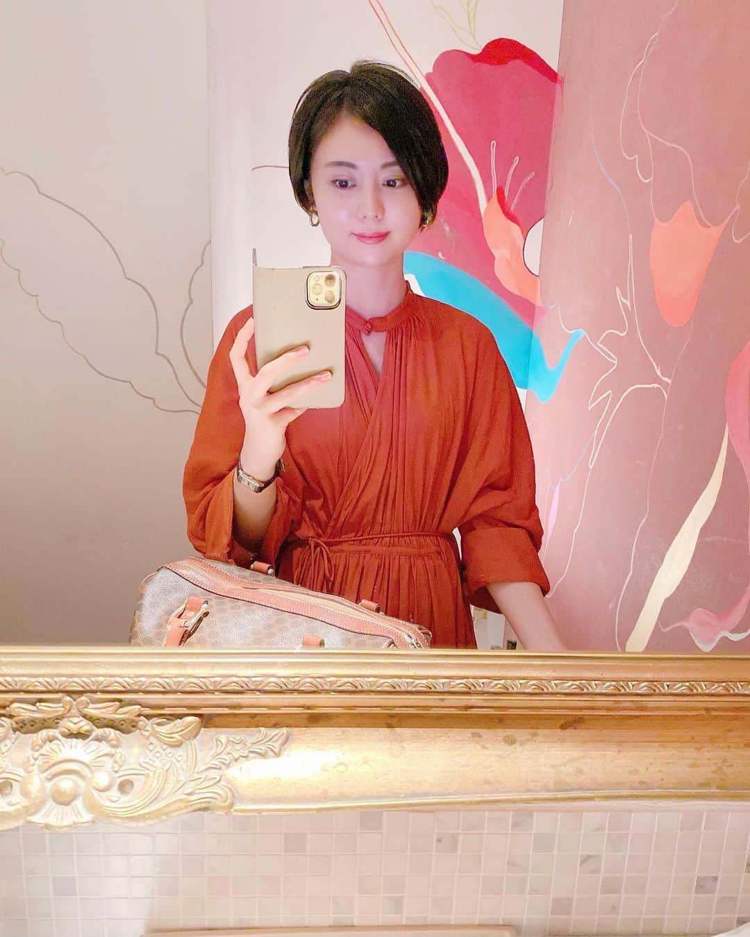 瀧口友里奈のインスタグラム：「・ hair cut 💇 @twiggytokyo  毎回、心の空気を入れ換えてくれるような山本さんのカット✨ 同じようでいて、毎回、季節や仕事に合わせて少しずつ違うショートヘアにしてくれます。  #hairstyle #haircut #twiggy  #shorthair #shortbob #ショートヘア #ショートカット #ショートボブ #セントフォース #経済キャスター #経済モデレーター #瀧口友里奈」