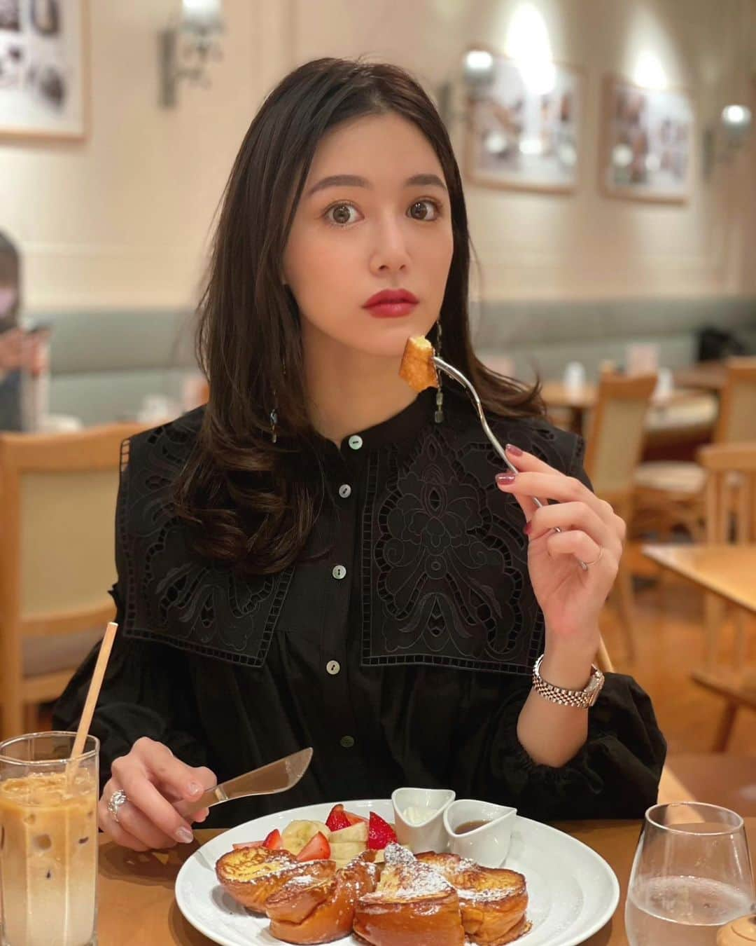 石井里奈さんのインスタグラム写真 - (石井里奈Instagram)「こんばんは❤ . 今夜も里奈ログ🤤🧡✨ 朝活シリーズ第二弾🥞💕 最近早起きして朝ごはんに贅沢時間にするのにハマっている私。 前回 @lepainquotidienjp を紹介しましたが、ニューヨークナンバー1のデザートレストラン @sarabethsjapan のモーニングも最高🙆‍♀️❤️ . 私のおすすめはこのフラフィーフレンチトーストと、エッグベネディクト🧡🤤✨ 見た目多そうに見えますがかなりペロリと軽く食べれちゃう💕 . 甘いの食べたらしょっぱいのが食べたくなりフレンチフライまで朝からガッツリ(笑)これまた最高に美味しかった🙆‍♀️ . 朝ここまで充実するとその後の時間頑張れるからおすすめ🔥 普段忙しい分、食事の時間は至福の時間なのでそこをいかにより至福にするかばかり考えてる(笑) . この日のブラウスは @diagramofficial 💕グレース系列のブラウス生地もしっかりしてるし、ディディールも可愛いしおすすめだよ❤ . 今日もおつかれさまでした🤗 . #りなまるグルメ #グルメ女子 #朝活 #朝ごはん #breakfast #カフェスタグラム #ニューヨーク #ニューヨーク旅行 #フレンチトースト #frenchtoast #エッグベネディクト #gracecontinental  #モーニング #休日の過ごし方 #morning #品川駅 #新宿駅 #スイーツ #スイーツ女子 #eggbenedict #フレンチフライ #frenchfries #アメリカン #american #sarabeths #サラベス #ny #newyork #ニューヨーク生活 #ニューヨーク観光」10月11日 20時02分 - ri7tin1025