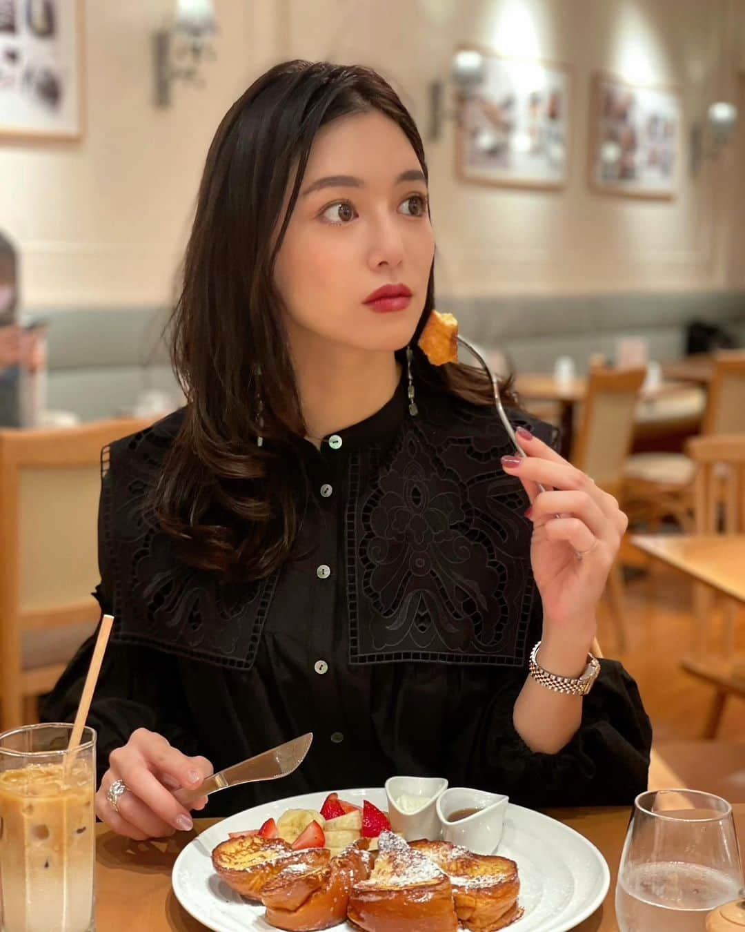 石井里奈さんのインスタグラム写真 - (石井里奈Instagram)「こんばんは❤ . 今夜も里奈ログ🤤🧡✨ 朝活シリーズ第二弾🥞💕 最近早起きして朝ごはんに贅沢時間にするのにハマっている私。 前回 @lepainquotidienjp を紹介しましたが、ニューヨークナンバー1のデザートレストラン @sarabethsjapan のモーニングも最高🙆‍♀️❤️ . 私のおすすめはこのフラフィーフレンチトーストと、エッグベネディクト🧡🤤✨ 見た目多そうに見えますがかなりペロリと軽く食べれちゃう💕 . 甘いの食べたらしょっぱいのが食べたくなりフレンチフライまで朝からガッツリ(笑)これまた最高に美味しかった🙆‍♀️ . 朝ここまで充実するとその後の時間頑張れるからおすすめ🔥 普段忙しい分、食事の時間は至福の時間なのでそこをいかにより至福にするかばかり考えてる(笑) . この日のブラウスは @diagramofficial 💕グレース系列のブラウス生地もしっかりしてるし、ディディールも可愛いしおすすめだよ❤ . 今日もおつかれさまでした🤗 . #りなまるグルメ #グルメ女子 #朝活 #朝ごはん #breakfast #カフェスタグラム #ニューヨーク #ニューヨーク旅行 #フレンチトースト #frenchtoast #エッグベネディクト #gracecontinental  #モーニング #休日の過ごし方 #morning #品川駅 #新宿駅 #スイーツ #スイーツ女子 #eggbenedict #フレンチフライ #frenchfries #アメリカン #american #sarabeths #サラベス #ny #newyork #ニューヨーク生活 #ニューヨーク観光」10月11日 20時02分 - ri7tin1025