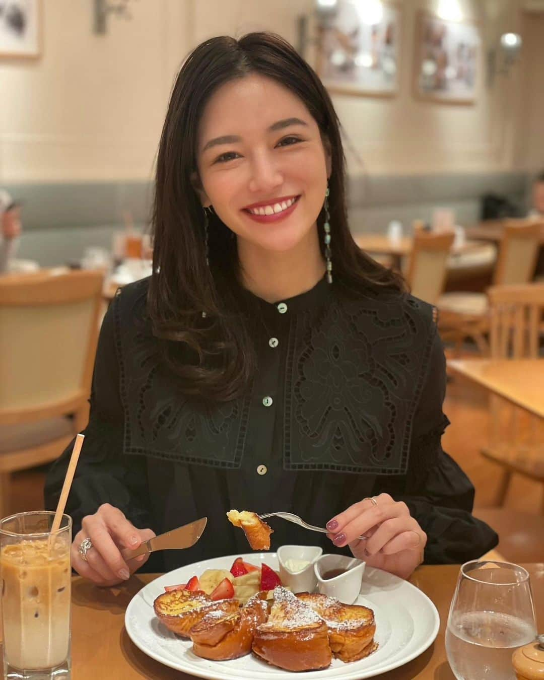 石井里奈さんのインスタグラム写真 - (石井里奈Instagram)「こんばんは❤ . 今夜も里奈ログ🤤🧡✨ 朝活シリーズ第二弾🥞💕 最近早起きして朝ごはんに贅沢時間にするのにハマっている私。 前回 @lepainquotidienjp を紹介しましたが、ニューヨークナンバー1のデザートレストラン @sarabethsjapan のモーニングも最高🙆‍♀️❤️ . 私のおすすめはこのフラフィーフレンチトーストと、エッグベネディクト🧡🤤✨ 見た目多そうに見えますがかなりペロリと軽く食べれちゃう💕 . 甘いの食べたらしょっぱいのが食べたくなりフレンチフライまで朝からガッツリ(笑)これまた最高に美味しかった🙆‍♀️ . 朝ここまで充実するとその後の時間頑張れるからおすすめ🔥 普段忙しい分、食事の時間は至福の時間なのでそこをいかにより至福にするかばかり考えてる(笑) . この日のブラウスは @diagramofficial 💕グレース系列のブラウス生地もしっかりしてるし、ディディールも可愛いしおすすめだよ❤ . 今日もおつかれさまでした🤗 . #りなまるグルメ #グルメ女子 #朝活 #朝ごはん #breakfast #カフェスタグラム #ニューヨーク #ニューヨーク旅行 #フレンチトースト #frenchtoast #エッグベネディクト #gracecontinental  #モーニング #休日の過ごし方 #morning #品川駅 #新宿駅 #スイーツ #スイーツ女子 #eggbenedict #フレンチフライ #frenchfries #アメリカン #american #sarabeths #サラベス #ny #newyork #ニューヨーク生活 #ニューヨーク観光」10月11日 20時02分 - ri7tin1025