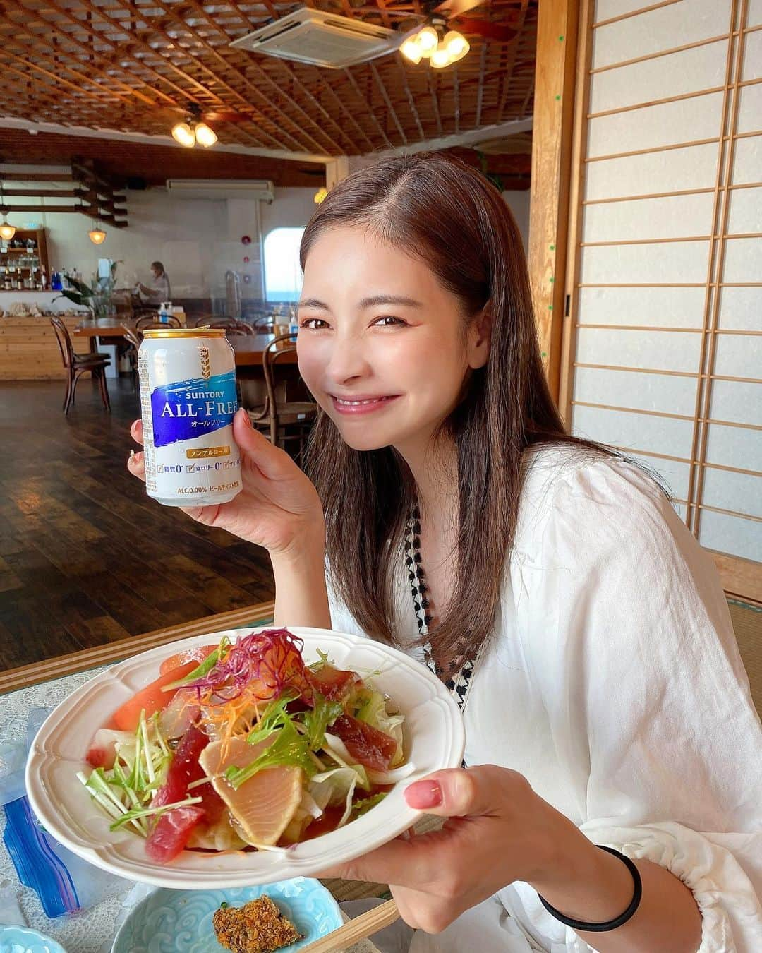 得あゆさんのインスタグラム写真 - (得あゆInstagram)「まだお酒飲めないからオールフリー🍻 最近は早くお酒が飲みたいなって思うようになりました。笑  このサラダは与論でとれた海の幸がのったサラダ🥗 てゆうかホテル内で和食も食べれるの最高じゃない？！ @pricia_yoron ・ ・ ・ ・ ・ ・ ・ ・ ・ ・ ・ ・ ・ ・ ・ ・ ・ ・ #オールフリー#ノンアルコール#ビール#ビール女子#beer#nonalcoholic#サラダ#刺身#プリシアリゾートヨロン#プリシアリゾート#インスタ映え#与論#与論島#リゾート#南国#鹿児島#鹿児島観光#沖縄#国内旅行#女子旅#家族旅行#ママファッション#ママコーデ#ビーチ#ヨロンブルー#yoron#yoronisland#沖縄ホテル#kagoshima#okinawa」10月11日 20時11分 - tokuayu819