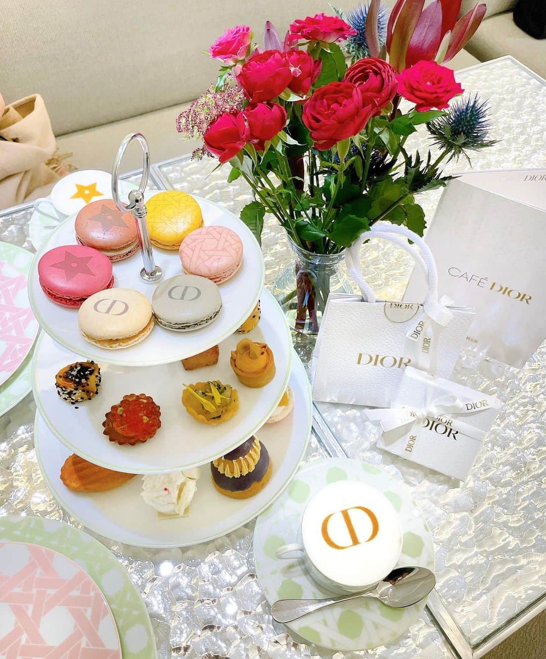 蘭子のインスタグラム：「Cafe Dior by Laduree Ginza💄💋 . 美味しいし可愛いしすき❤️ . . . . . 📍東京都中央区銀座6-10-1 GINZA SIX 4F . #銀座#diorcafe #銀座カフェ#ディオールカフェ#銀座スイーツ #アフタヌーンティー#アフタヌーンティー巡り#アフタヌーンティー部#東京アフタヌーンティー #カフェ活#カフェ巡り#カフェ好きな人と繋がりたい #カフェ好きな人と繋がりたい #カフェ部 #カフェ飯#カフェ活 #渋谷ランチ #ホテルランチ #カフェランチ  #原宿ランチ #表参道ランチ #東京カフェ#東京グルメ #カフェスタグラム #グルメ#グルメ好きな人と繋がりたい #グルメスタグラム #グルメ女子 #グルメ部  #グルメ巡り」