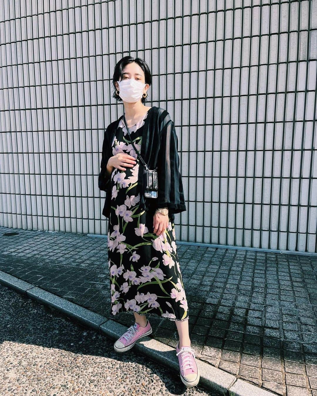 宮城舞さんのインスタグラム写真 - (宮城舞Instagram)「いつになったら 秋服着れそ？🙄って思ったら 明日から着れそうね🌾  こんなに顔が😷マスク😷って感じに なってるとは知らずにドヤってますがw  このVintageのリバーシブルワンピ 🍊ヘアの時は こっち側似合わなかったのよ💐  週末は公園やらで アウトドアなお出かけが多いけども 妊娠中のトイレの回数と 外のトイレでの楽さを考えると ワンピースになるこの頃です🤰  #この日も全身Vintage #今日の宮城はん #今日ではない  #妊ぷぅコーデ #写真撮る時だけマスク撮ればよかった😂」10月11日 20時04分 - mai_miyagi