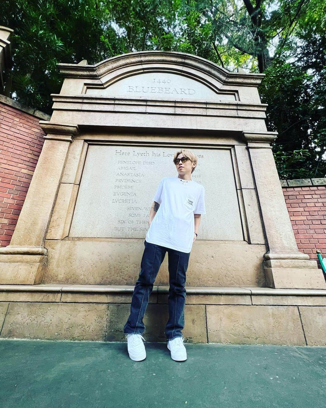 Show-heyのインスタグラム：「😎🎃😈👻  夢の国っていいよね！ 魔法のおかげで足も長くなりました🧛‍♂️」