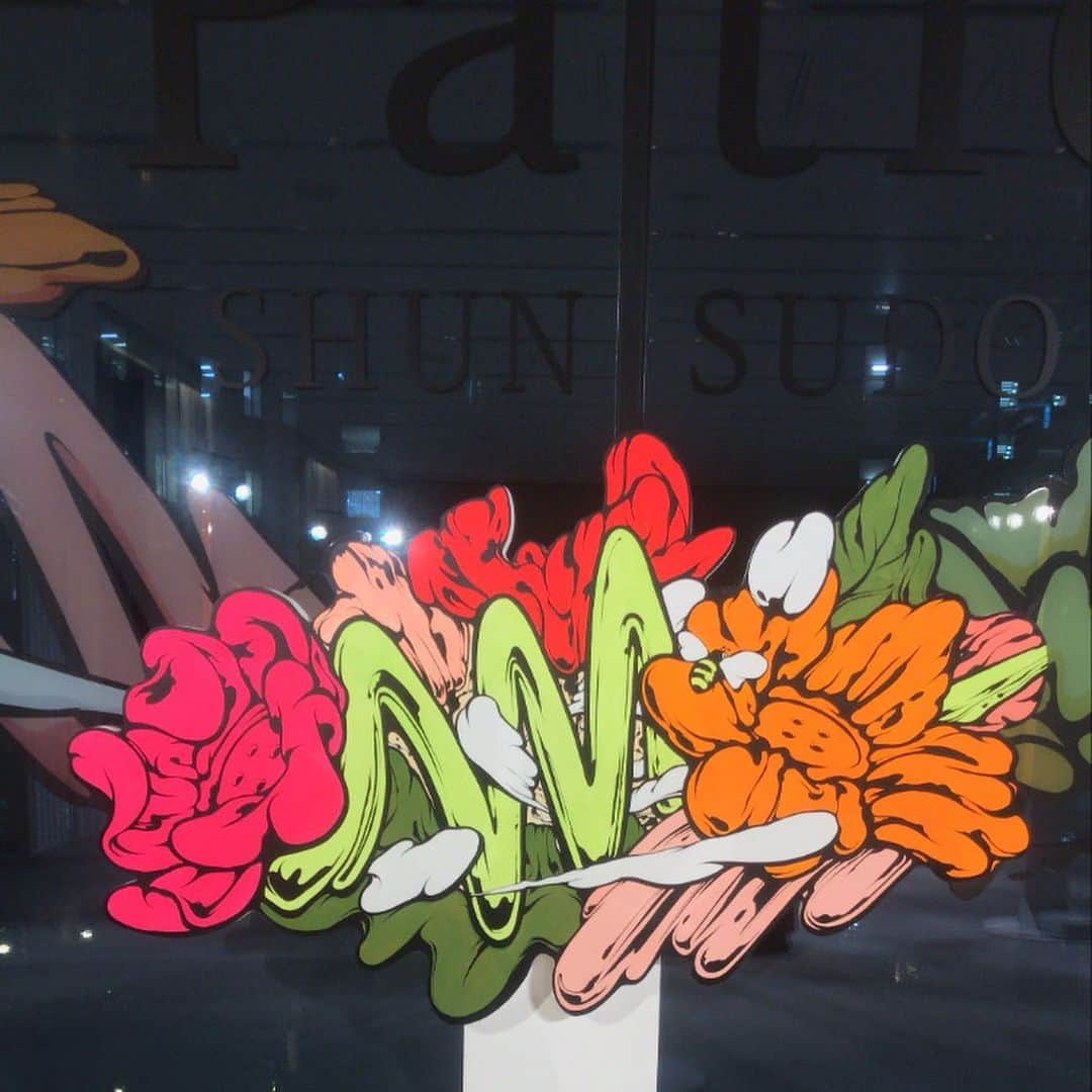 HARUKO（真木明子）さんのインスタグラム写真 - (HARUKO（真木明子）Instagram)「@shun_sudo さんと @toranomonedition がコラボした個展“Patio(パティオ)”が14日まで開催してます😊. . バーやレストランでカクテル🍸やスイーツも😍 . 花や自然をモチーフと秋をイメージさせる色使いがまるでおとぎの国にトリップした感じですごいステキだった❤️. . 「山奥やジャングル、サバンナに行かずとも僕らのまわりでは、当たり前のように花が咲き、虫がいて、鳥が羽ばたいている。東京という都会で暮らしながら、そんな1つひとつの生命の力強さ、きらめきに触れるたび、彼らとともに生きていることをとても心強く、そして幸せに感じる。ふと目に飛び込んでくる、なにげなく、かけがえのない生命の躍動を描きたいと思った」. by Shun Sudo. . まあ❤️まるでハルコノニワ🥺. . 実際に見させて頂き、その、力強さと洗練された雰囲気は圧倒されました❤️. . お時間ある方はぜひ😊. . #shunsudo #artist」10月11日 20時10分 - haruko227