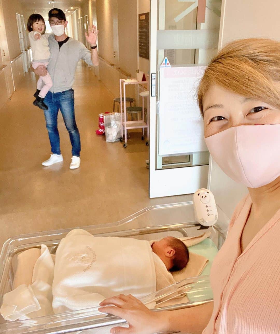 吉田ちかのインスタグラム：「First ever family photo with our new baby!  We aren’t allowed any visitors at the hospital, but I was able to see Osaru-san and Pudding for a few seconds at the door when they came to drop off some things for me yesterday😊  Pudding got a glimpse of her little brother and her face just lit up like I had never seen before❤️  I told her we’d be home soon and she just nodded smiling😊 She has grown up so much in the last 3 weeks!   She has never spent this much time away from me and I know it must have been really hard on her, but she barely cried and was so strong through it all!   Watching her walk down the hall holding daddy’s hand made me so emotional.   We’ll be home soon!!  4人の初めての家族写真📸💕  コロナで面会はできませんが、荷物の受け渡しの際に入り口で一瞬だけプリンとおさるさんに会うことができました。  プリンに赤ちゃんを見せたら今までに見たことのないような笑顔でベビーを見つめていました。お姉ちゃんだ😭 この３週間で本当に成長して🥺💕感動！「もうすぐ帰るからね」と伝えたら、ニコニコしながら「うん！」と頷いてくれました。  こんなに長い間私と離れることなんて一度もなく、本当は寂しかったはずなのに、ほとんど泣かずずっと頑張ってくれました。  パパの手を繋いで廊下を歩いていくプリンの後ろ姿が愛おしくて泣けてきました😭  もうすぐ会えるよ❤️」