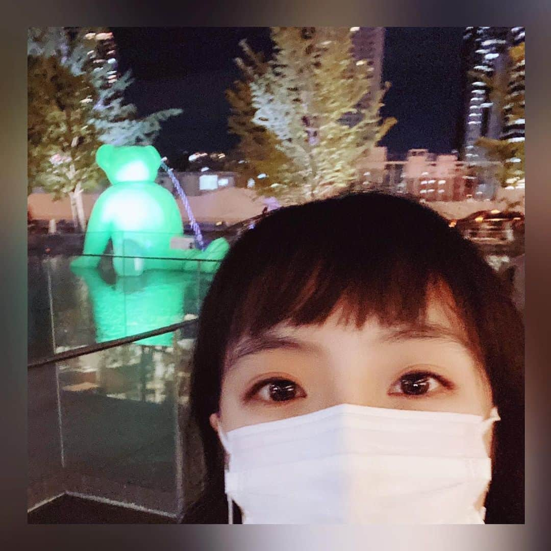 花田優里音さんのインスタグラム写真 - (花田優里音Instagram)「ショパンコンクール(5年に1度 今年は6年)を 夜な夜な視聴して 音楽漬けで耳が幸せな日々です。 体育座りか正座で無言で長時間動きません というより動けなくなります。 ピアニストの方達のそこにいたるまでの 準備や覚悟を想像すると胸いっぱいになりますが、 物が散らかったリビングのテレビ前から （それはお片付けしたら？） 静かな森の中や光溢れる煌めきの風景や なんなら空も飛べるような ポツンと1人悲しみにくれたり 激情に飲み込まれたり 愛する人を想う青年になったような 温かい田舎町のおじいちゃんになったような 天使にまでなったような 色んな場面に連れて行ってくれるようで、 たまらんのです。 （ちょっと自分でも何言うてるんかわからない） 凄いな😳表現とは何かを考えさせられます。 聴いていたらなぜか 自分も上手くなったような気分になるのですが 弾いてみると全く気のせいでした。 もうすぐ自分のコンクールがあるので それはもう黙々と練習するのみです🎹 ・ ✨お知らせ✨ ラジオ大阪の番組『桑原あずさのaslife』 でおしゃべりさせてもらったものが 12日(火)17:15〜と16日(土)07:00〜の 番組内で放送されます。 ラジオに呼んでいただいて自分のことを話すのは よく考えたら初めてです。 ボイス2の演技のこと・学校のこと・ピアノのこと などを、緊張しながら口ベタ感丸出しで 話しました。……話した記憶はあります。 FM 919 ・AM1314・その後もradikoなどで お聞きいただけるそうなので、ぜひ☺️👂📻 . #写真は #収録の日大阪で #水に浮かぶ謎のクマとオン眉の私　 #無理やりな自己満ツーショット自撮り #桑原あずさのaslife #ラジオ #radio  #FM #AM #radiko  #マリア様のように優しい方でした  #自分のこと喋るって難しいわ  #よければ呆れながらでも聴いてね #ショパンコンクール @chopininstitute  #chopincompetition #ピアノ  #YouTubeのライブ配信をテレビに繋いで観てるよ  #ワルシャワとの時差との戦いでもある  #絶対に負けられない戦いがここにもある  #推しコンテスタントはいますか？  #私はいる  #世界中の凄い方達大集結  #初めて知った度肝抜かれた方も  #自分と同じ歳の人もいたりして驚愕する  #胸いっぱいになって #泣けてくる  #リアルピアノの森 #リアル蜜蜂と遠雷」10月11日 20時34分 - yurine_hanada