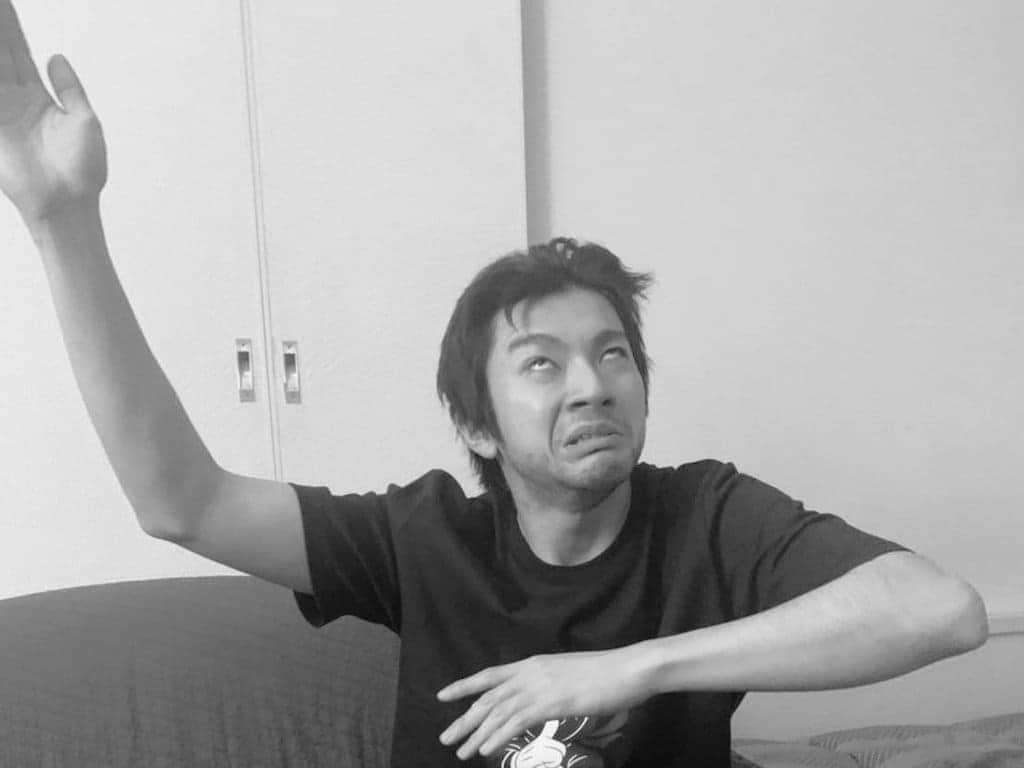 山田裕貴さんのインスタグラム写真 - (山田裕貴Instagram)「この前撮影終わりに ホテルに帰り どわーってなって どうしてもなにかしたくて この顔になりました たまにそういう衝動に駆られます マネージャーさん @yukiyamadastaff ←（Twitter） がちゃんと逃さず撮っててくれました ※お酒は飲んでません  これを改めましての #Instagram １００万人 ありがとうの写真とさせていただきます #Twitter もやっておりますので よろしくお願いいたします  今日も残りの撮影がんばります 明日も１日がんばりましょう  #ありがとう」10月11日 20時35分 - 00_yuki_y