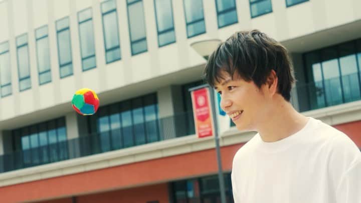 石田太志のインスタグラム：「I appeared TV commercial of Bunkyo university.  【大学のTV CMに出演しました！】 本日から放映されている文教大学(@bunkyo_university)のTV CMに出演させて頂きました！  一部の出演ではなく、全編フットバッグをしている映像なので本当に自分が驚きました。  母校である文教大学では毎日毎日キャンパスで練習をさせて頂いていた事が懐かしいです。  卒業後も講演を行わせて頂いていたりと大学と親交が続きましたが、今回のTV CM出演のお話を頂いた時は特に驚きました。  もしかしたらこのCMがキッカケで文教大学に入ってみたいという学生が出てくるかもしれないと考えて気持ちを込めて撮影に臨ませて頂きました。  今年4月にできた東京あだちキャンパスの各所で撮影を行わせて頂き、紹介しているような形になっています。  ドローンを使用したりと様々な画角の映像になっているのでお楽しみ頂ければと思います。  この度は貴重な機会を頂きありがとうございました！ 多くの方にご覧頂けますように！ シェアもして頂けると嬉しいです。  よろしくお願いします！  #footbag #worldchampion #performance #a7c #camera #sel85f18 #sony #sonyalpha #university #tv #tvcm #cm #commercial #promotion #フットバッグ #世界一 #パフォーマンス #文教大学 #文教大学あだちキャンパス #大学 #プロモーション #テレビ」