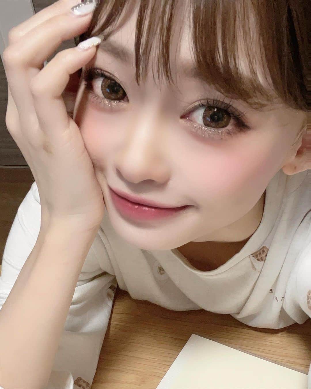 のインスタグラム：「⁡ ⁡ ⁡ ⁡ ⁡ ストーリーで好評だったのでこっちにも載せてく🤍 割と濃いめのメイク好評😚♡ ⁡ ⁡ うふふな日♥️ ⁡ ⁡ #カラコン #ootd #outfit #coordinate #fashion #コスメ好き  #自まつ毛メイク #りなてぃー #rinatea ⁡ ⁡ ⁡ ⁡ ⁡」