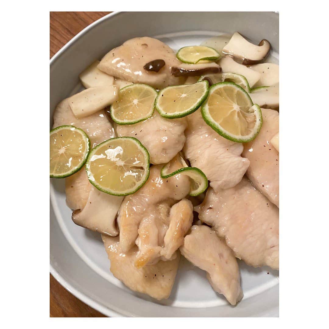 田中雅美さんのインスタグラム写真 - (田中雅美Instagram)「いただいた「かぼす」を使って、鶏胸肉とエリンギのかぼす炒めを作りました☺️  ・ ・ 片栗粉まぶして焼いた鶏胸肉は、モチっと柔らかくて、タレが絡んで美味しい。  ・ ・ かぼすの中華タレ、さっぱりしつつも旨味あって、美味しい。  ・ ・ #かぼす #かぼすの可能性」10月11日 20時43分 - tanakamasami_official