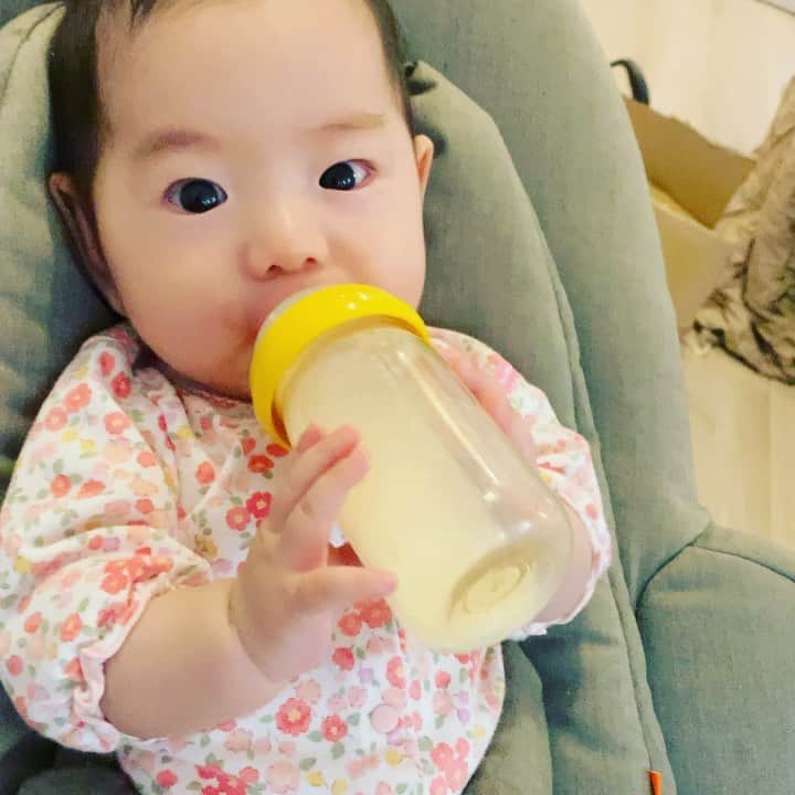 玉城ちはるのインスタグラム：「寝返りはまだできないのに 哺乳瓶は持ちたがる笑  食べ物への思いが強い子 #生後4ヶ月」