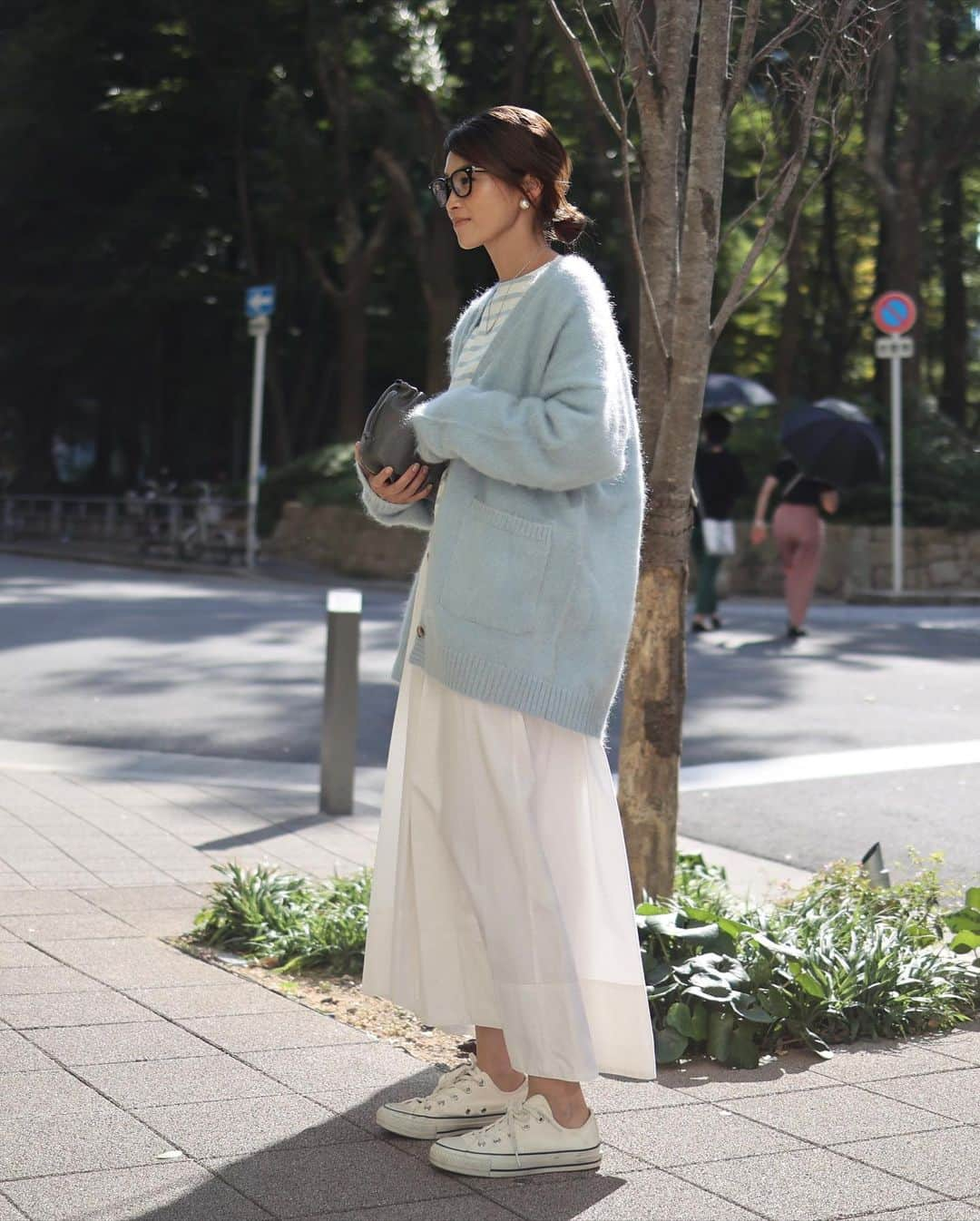 田中彩子さんのインスタグラム写真 - (田中彩子Instagram)「. 今日は長袖でいいみたい🤍 ふわふわモヘアカーディガンは羽織るだけで優しそうに見えるみたいやからマストアイテムやね👍笑  cardigan... @gypsohila.jpn  tops...#gypsohila  skirt...#gypsohila bag... @ayako_bag  shose...#converse   本日AM10:00〜⏰⚡️  10/20(水)〜10/26(火) 阪急うめだ本店4階 "コトコトステージ41" POPUP STORE  初日10/20(水)10:05～15:05のご入場予約枠を 阪急うめだ本店公式ホームページの｢イベント予約システム」にて抽選受付開始です🌟  皆様のご応募お待ちしております☺️」10月12日 7時12分 - ayako_tanaka_