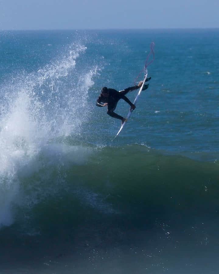 イタロ・フェレイラのインスタグラム：「Eu só quero surfar 🏄‍♂️🖤 #surf   🎥 @if15sports」