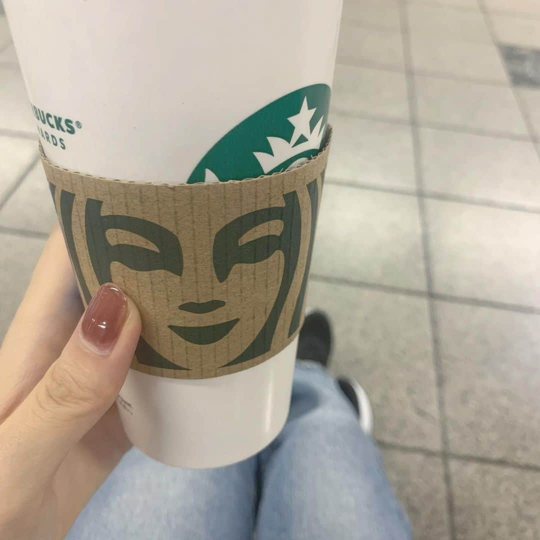 有賀彩夏さんのインスタグラム写真 - (有賀彩夏Instagram)「ほうじ茶クラシックティーラテのホット☕️ ライトシロップとオーツミルク変更にしたら甘すぎなくて美味しかった☺️  #サロンモデル#モデル#東京サロンモデル#関東サロンモデル#東京サロモ#関東サロモ#撮影モデル#フリーモデル#被写体#撮影依頼募集中#いいね返し#おしゃれさんと繋がりたい」10月11日 22時57分 - ari_ayaka