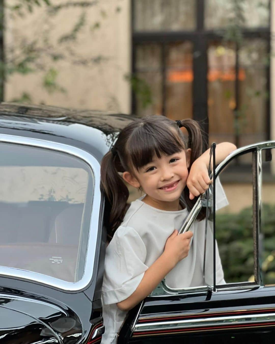 アレン明亜莉クレアさんのインスタグラム写真 - (アレン明亜莉クレアInstagram)「🚘 ・ 素敵でしょ🤍 冷房がないのよー🤣🤣🤣 ・ どんな時も涼しい顔を していなきゃいけないね🤣 乗るなら今の時期！ 暖房はあるよ👍 ・ ・ ・   #girlsmodel #6歳 #kidsmodel #子どものいる暮らし #女の子コーデ  #インスタキッズ #ベントレー #クラシックカー #子役  #ハーフキッズ #ママノワ #mixedkids #女の子モデル #ファッションモデル #ハーフ子役 #mamanokoカメラ部 #instagram_kids #insta_kids #ベビフル #コズレ  #ママリ #キッズフォト  #メアリーちゃん #アレン明亜莉クレア」10月11日 22時57分 - mary.2015c