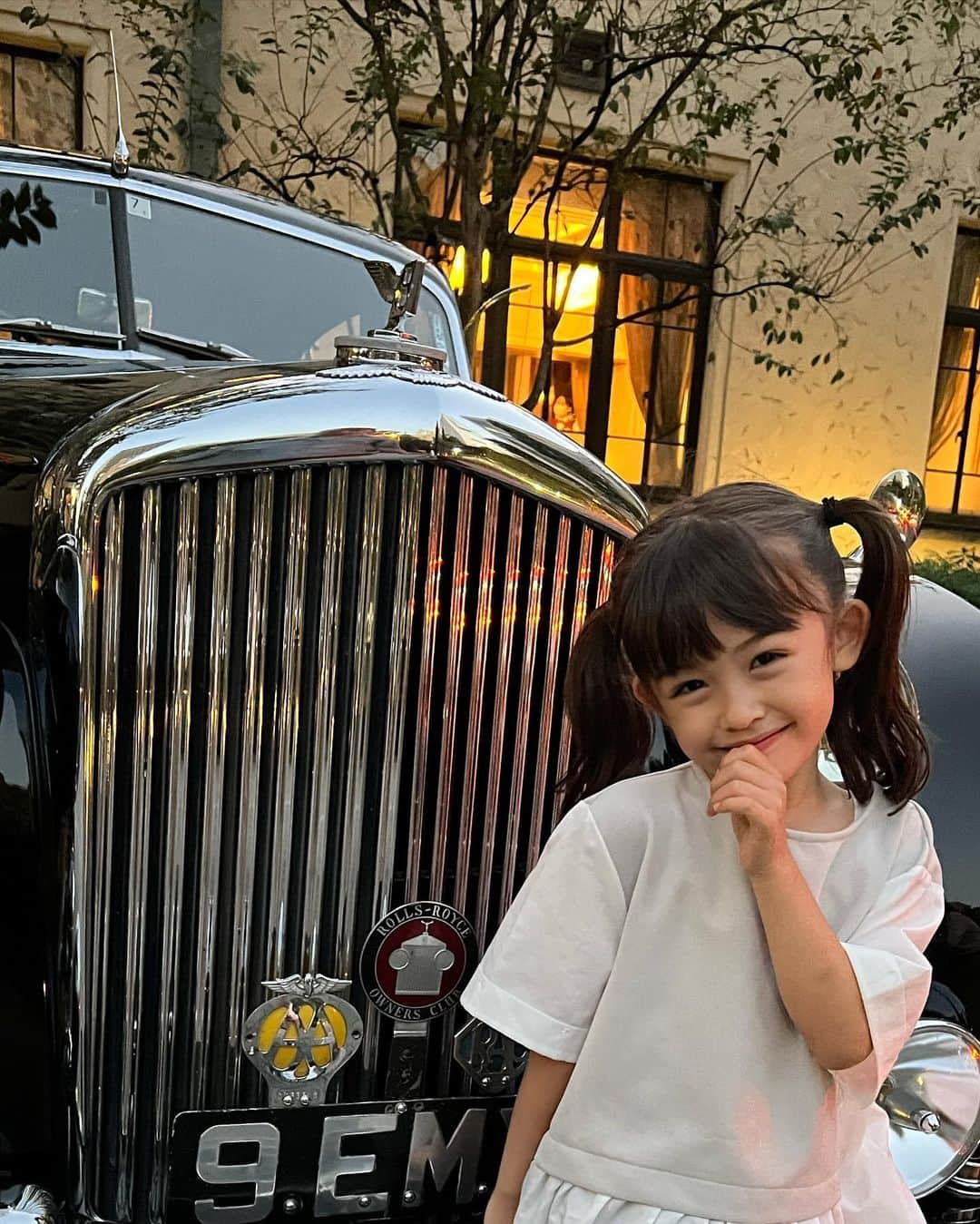 アレン明亜莉クレアさんのインスタグラム写真 - (アレン明亜莉クレアInstagram)「🚘 ・ 素敵でしょ🤍 冷房がないのよー🤣🤣🤣 ・ どんな時も涼しい顔を していなきゃいけないね🤣 乗るなら今の時期！ 暖房はあるよ👍 ・ ・ ・   #girlsmodel #6歳 #kidsmodel #子どものいる暮らし #女の子コーデ  #インスタキッズ #ベントレー #クラシックカー #子役  #ハーフキッズ #ママノワ #mixedkids #女の子モデル #ファッションモデル #ハーフ子役 #mamanokoカメラ部 #instagram_kids #insta_kids #ベビフル #コズレ  #ママリ #キッズフォト  #メアリーちゃん #アレン明亜莉クレア」10月11日 22時57分 - mary.2015c