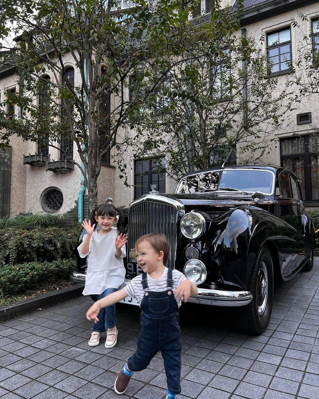 アレン明亜莉クレアさんのインスタグラム写真 - (アレン明亜莉クレアInstagram)「🚘 ・ 素敵でしょ🤍 冷房がないのよー🤣🤣🤣 ・ どんな時も涼しい顔を していなきゃいけないね🤣 乗るなら今の時期！ 暖房はあるよ👍 ・ ・ ・   #girlsmodel #6歳 #kidsmodel #子どものいる暮らし #女の子コーデ  #インスタキッズ #ベントレー #クラシックカー #子役  #ハーフキッズ #ママノワ #mixedkids #女の子モデル #ファッションモデル #ハーフ子役 #mamanokoカメラ部 #instagram_kids #insta_kids #ベビフル #コズレ  #ママリ #キッズフォト  #メアリーちゃん #アレン明亜莉クレア」10月11日 22時57分 - mary.2015c