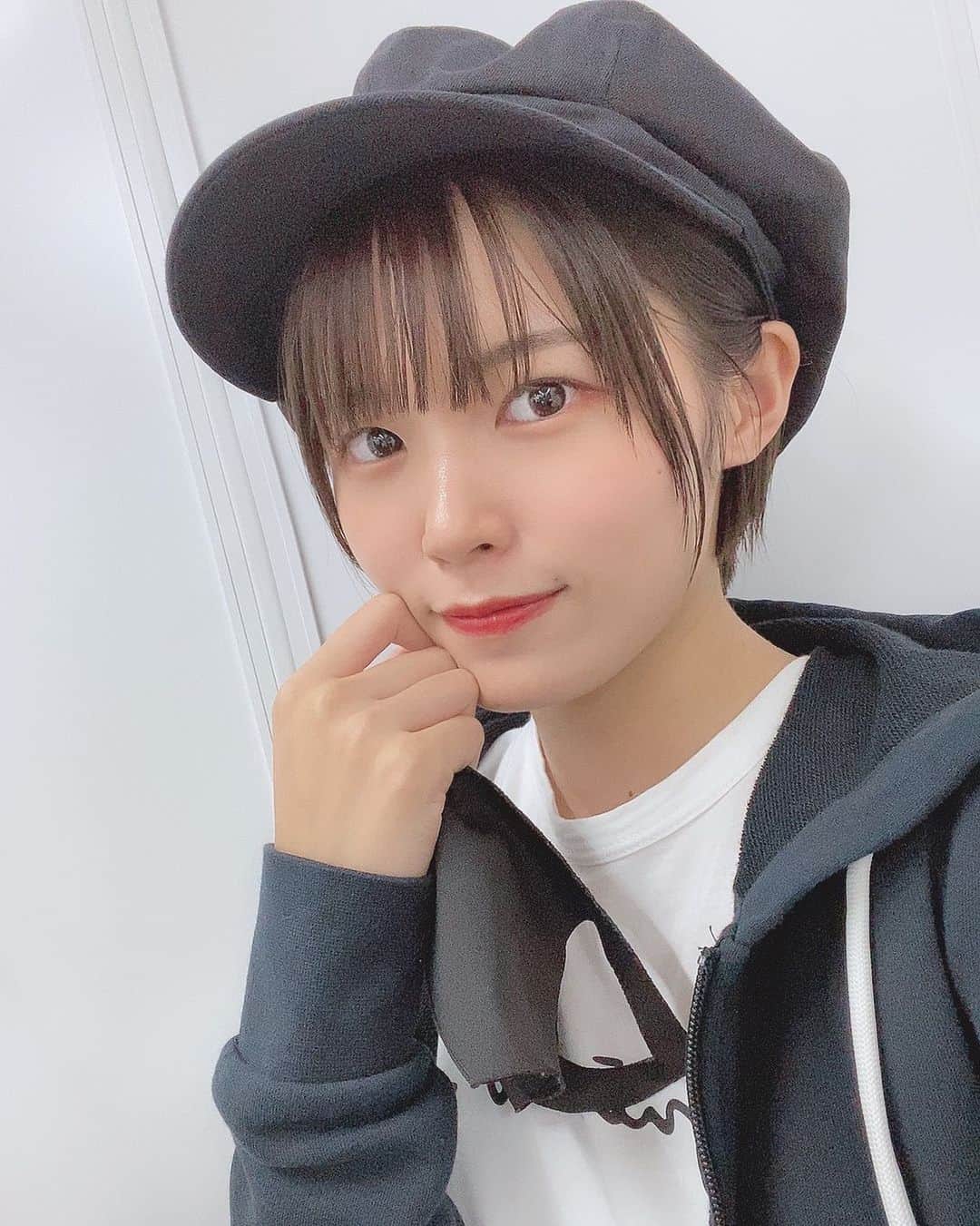 安藤千伽奈のインスタグラム：「💇‍♀️  髪の毛切って染めてきた🤟 初のカラーでした…！！  ちなみに、ショートボブでカラーはナチュラルブラウン系(分からなすぎて覚えてないです😭)の7トーンぐらいにしてもらいました！！  似合ってるかな？？   #ショートボブ  #newhair」