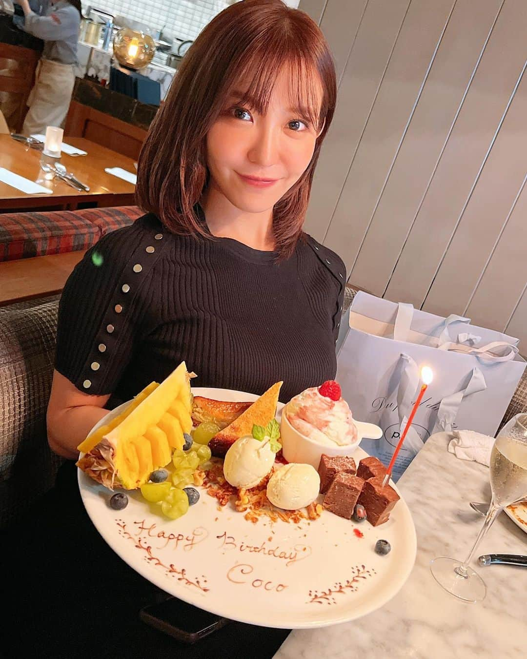 庄司ゆうこさんのインスタグラム写真 - (庄司ゆうこInstagram)「cocoちゃんのお誕生日お祝い🎂🥂 1ヶ月遅れでサプライズしたので喜んでもらえた❣️細くてスタイル抜群なのにめちゃくちゃよく食べるところが大好き🤣💓 10歳も年下だけど仲良くしてもらえて嬉しい😆これからも全力で応援します😍 #お誕生日おめでとう#ハッピーバースデー#お祝い#バースデーケーキ#恵比寿#レジャーノ#可愛くて性格いい子#大好き」10月11日 23時01分 - yuko.shoji