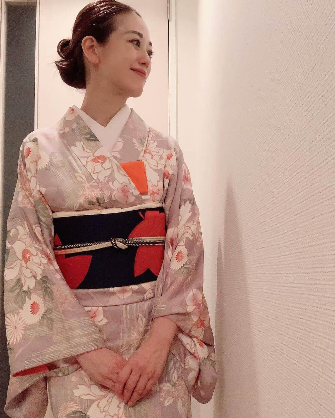 沢瀉美緒さんのインスタグラム写真 - (沢瀉美緒Instagram)「※ Kimono coordinate 😌 . テレワークの日はお着物で茶道のお稽古に🍃 . 今日はなかなか出番の少ない小紋にしました。 暑かったので、袋帯→名古屋帯に変更しました😅 . . #小紋 #染の北川  #名古屋帯 #母の  #帯揚げ #ぎをん齋藤  #帯締め #道明 #着物 #和装 #小紋 #和服 #kimono #kimonomio」10月11日 23時04分 - mio_omodaka