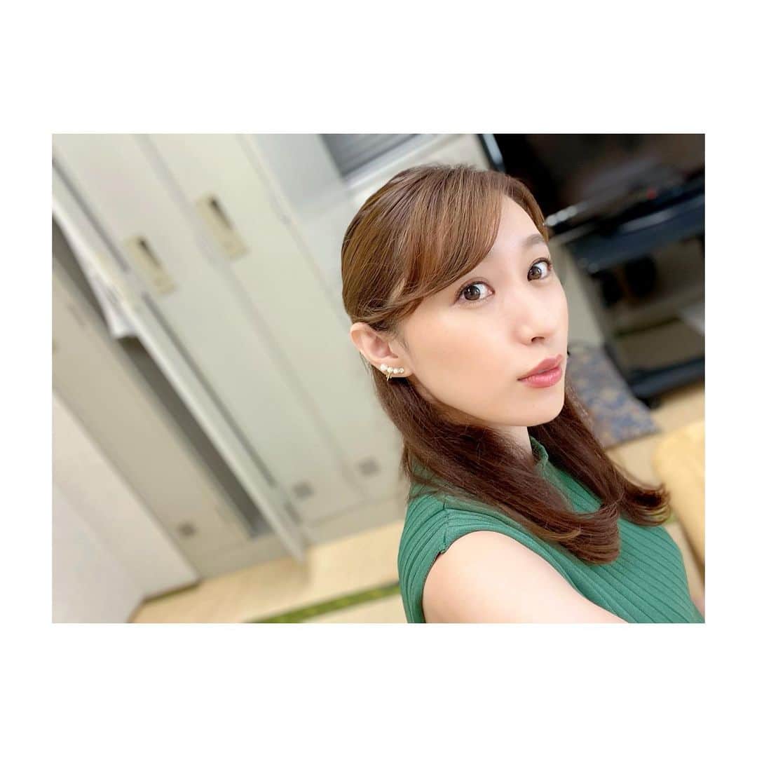 のインスタグラム：「* ドラマ撮影だん❤︎ 早く皆にお知らせしたいなあ〜☺️  控室が、畳に座布団という組み合わせ😳 最近おばあちゃん家にも行けていなかったので 和室が懐かしかった🥺✨  そして写真撮ってからロッカー開けっ放しだった事に気付くという😂  10月3週目だけど、私服はノースリーブの楠でした🙋‍♀️  #お仕事 #アナウンサー #フリーアナウンサー #ドラマ撮影 #秋ドラマ」