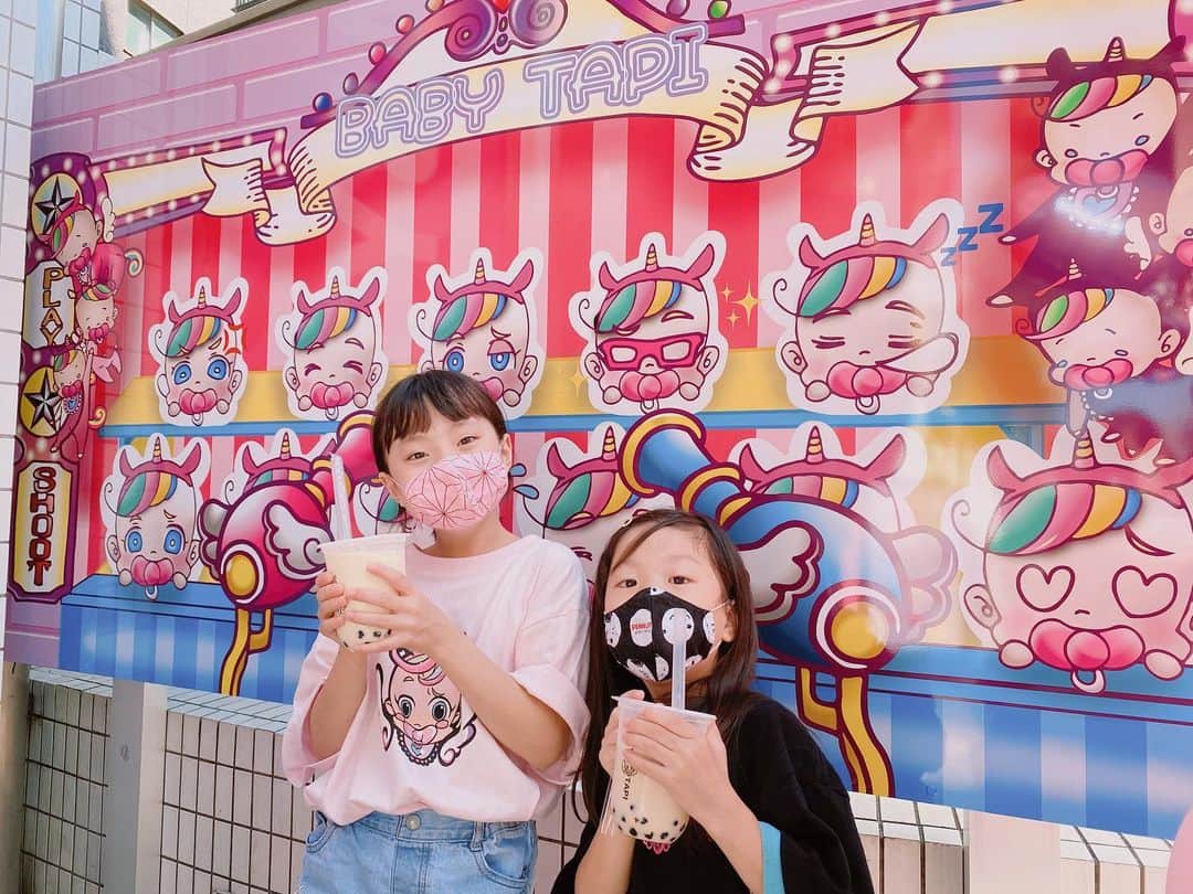 江原千鶴（エハラチヅル）のインスタグラム：「原宿にベビタピがオープンしたので、ついに本物の「ベビタッピ♪」を見る事が出来ました❤️  うたくんもずっと真似してたやつ‼️  ふうちゃんおとちゃんはしなこさんに会えなかったけど、前日に友達と行ってたみうちゃんは、憧れのしなこさんにベビタピしてもらえて、めちゃくちゃ緊張したー💕って大興奮😍  #ベビタピトーキョー #ベビタピ #原宿#タピオカ#しなこさん#フォーエイトさん#ケイリーさん」
