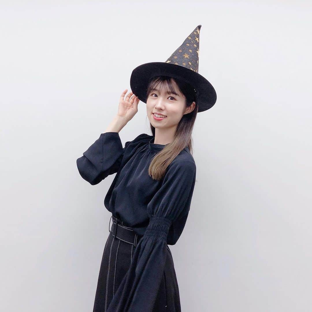 岩立沙穂さんのインスタグラム写真 - (岩立沙穂Instagram)「🧙‍♀️ . ハロウィンも近いので、 お話し会2日目は魔女気分でした🪄  普通にお気に入りの私服なんだけど、 全部とんがり帽子かぶったまま写真撮っちゃった😂  店頭で一目惚れしたスカートとブラウスは @hare_official 🖤初めて買ったブランドですね〜  2日間ありがとございました🌱  . . #ootd #今日のコーデ #AKB48 #オンラインお話し会 #根も葉もrumor  #ハロウィン #10月 #魔女」10月11日 23時39分 - saho_iwatate104