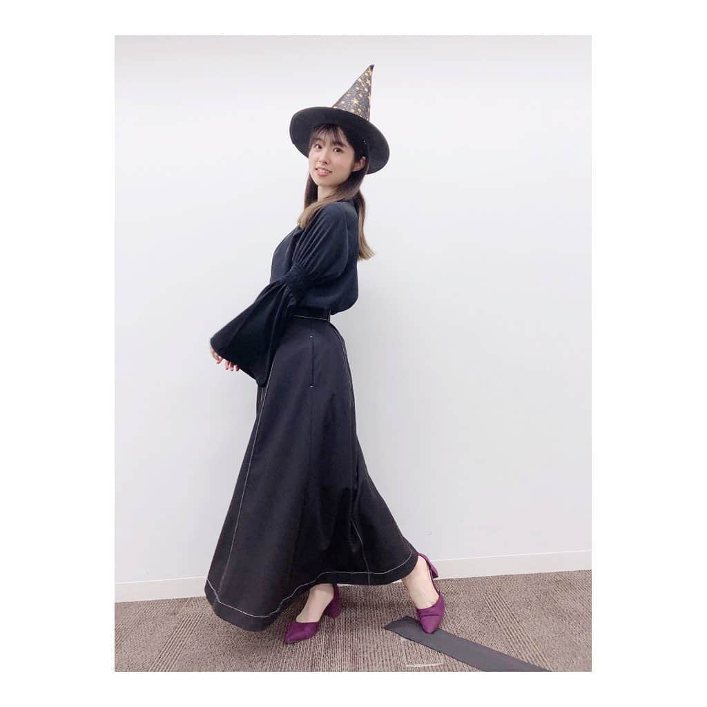 岩立沙穂さんのインスタグラム写真 - (岩立沙穂Instagram)「🧙‍♀️ . ハロウィンも近いので、 お話し会2日目は魔女気分でした🪄  普通にお気に入りの私服なんだけど、 全部とんがり帽子かぶったまま写真撮っちゃった😂  店頭で一目惚れしたスカートとブラウスは @hare_official 🖤初めて買ったブランドですね〜  2日間ありがとございました🌱  . . #ootd #今日のコーデ #AKB48 #オンラインお話し会 #根も葉もrumor  #ハロウィン #10月 #魔女」10月11日 23時39分 - saho_iwatate104