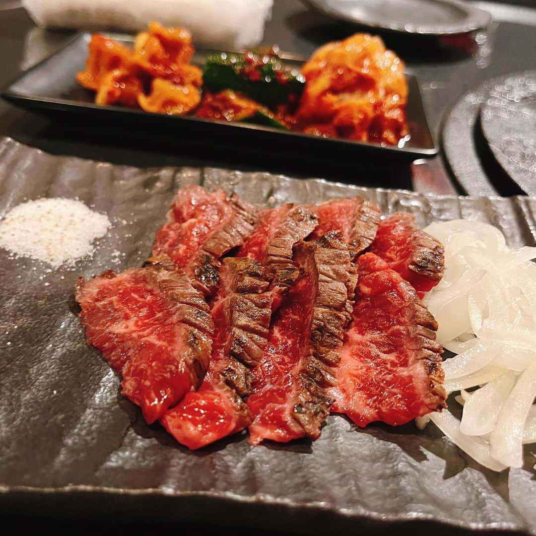 岩佐美咲のインスタグラム：「マブダチの内田眞由美ちゃんが経営している新大久保の焼肉屋さん🥺　　　　　　　 某、開店から通う古参客でしてメニュー表を開かずともオーダー出来ちゃいます。　　　　　 入店してメニューを見ずノータイムでオーダー出来る飲食店はサイゼリヤとIWAです🙋‍♀️🌸　　　　　　　　　　　　　　　　　　　　 店内のどこかにポスターを貼って来たので、来店した際には是非皆さん探してみて下さいね！報告待ってます！　　　　　　　 仏のように優しい店員さんしか居ませんので、1人焼肉も余裕のよっちゃんです🦑🦑🦑　　　　　　　　　　　　　　　　　　 　　　　　　　　　　　　　　　　　　　　　　　　 #焼肉 #東京グルメ #都内グルメ #東京焼肉 #新大久保 #新大久保グルメ #グルメ #肉 #iwa #food #foodstagram #grilledmeat #beef」