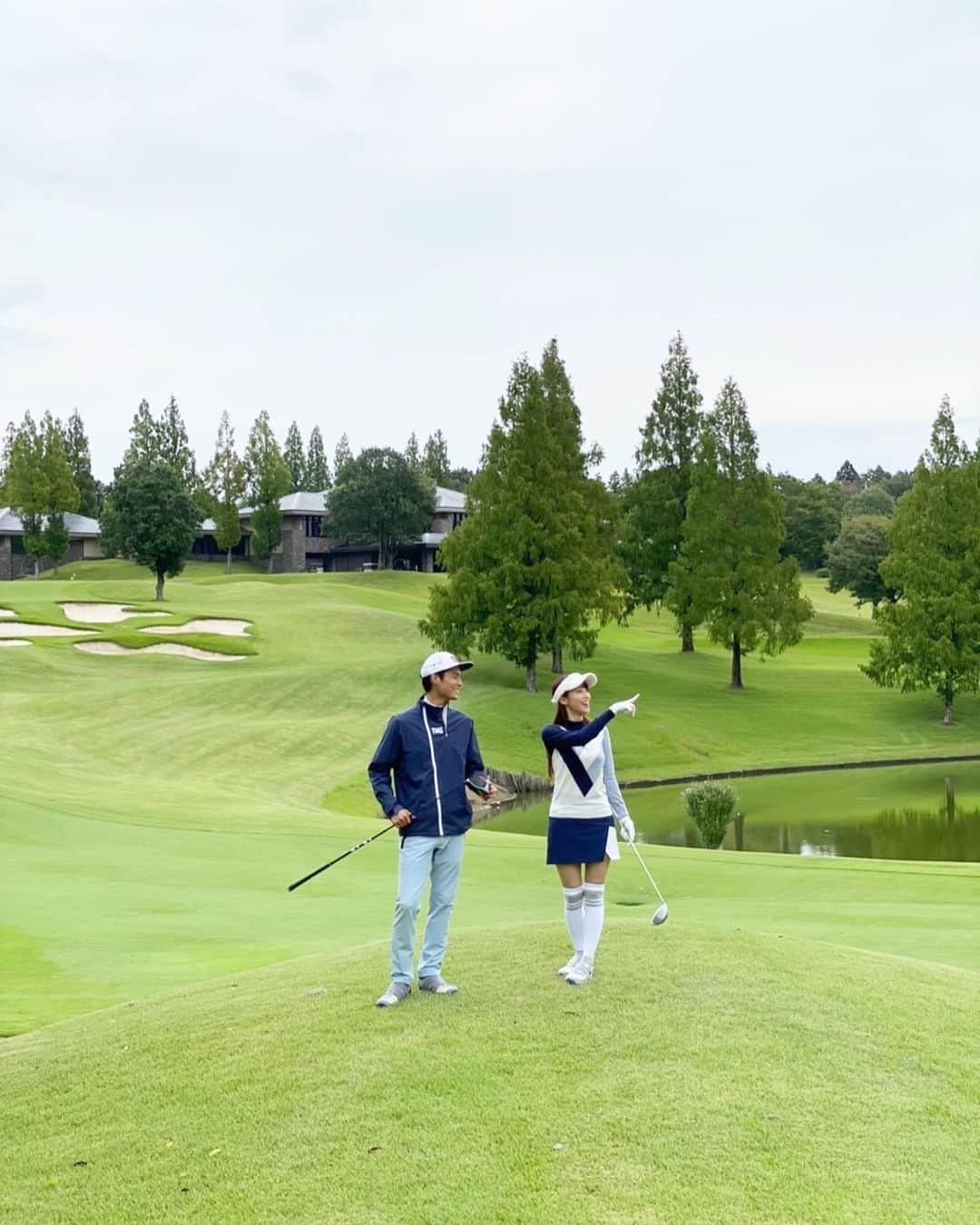 鷲見玲奈さんのインスタグラム写真 - (鷲見玲奈Instagram)「. 10/5発売のゴルフ雑誌「EVEN」に掲載して頂いています✨  なんと短期連載で、ゴルフ場やゴルフクラブ、ゴルフウェアを紹介させて頂くことに☺️  久しぶりのゴルフ場は最高に気持ちよかったです🥺⛳️  お邪魔した成田ゴルフ倶楽部はとにかく芝が美しく、歩いているだけで気持ちよかった！！  キャディさんのアドバイスも的確で、たくさんお力を借りちゃいました☺️  でも、私の技術力不足ゆえ、意外と納得できる球は少なく🥲  やっぱり打ちっぱなしのようにはいきませんねー💦💦  これは練習あるのみ🤜  今月はたくさんラウンドに行きたいと思います😌  #EVEN #TaylorMadeGolf #成田ゴルフ倶楽部 #ゴルフウェア #ゴルフコーデ #ゴルフ女子」10月11日 23時59分 - sumi__reina