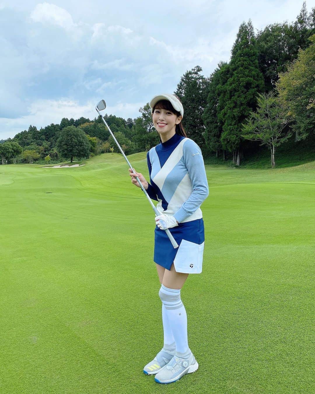 鷲見玲奈さんのインスタグラム写真 - (鷲見玲奈Instagram)「. 10/5発売のゴルフ雑誌「EVEN」に掲載して頂いています✨  なんと短期連載で、ゴルフ場やゴルフクラブ、ゴルフウェアを紹介させて頂くことに☺️  久しぶりのゴルフ場は最高に気持ちよかったです🥺⛳️  お邪魔した成田ゴルフ倶楽部はとにかく芝が美しく、歩いているだけで気持ちよかった！！  キャディさんのアドバイスも的確で、たくさんお力を借りちゃいました☺️  でも、私の技術力不足ゆえ、意外と納得できる球は少なく🥲  やっぱり打ちっぱなしのようにはいきませんねー💦💦  これは練習あるのみ🤜  今月はたくさんラウンドに行きたいと思います😌  #EVEN #TaylorMadeGolf #成田ゴルフ倶楽部 #ゴルフウェア #ゴルフコーデ #ゴルフ女子」10月11日 23時59分 - sumi__reina