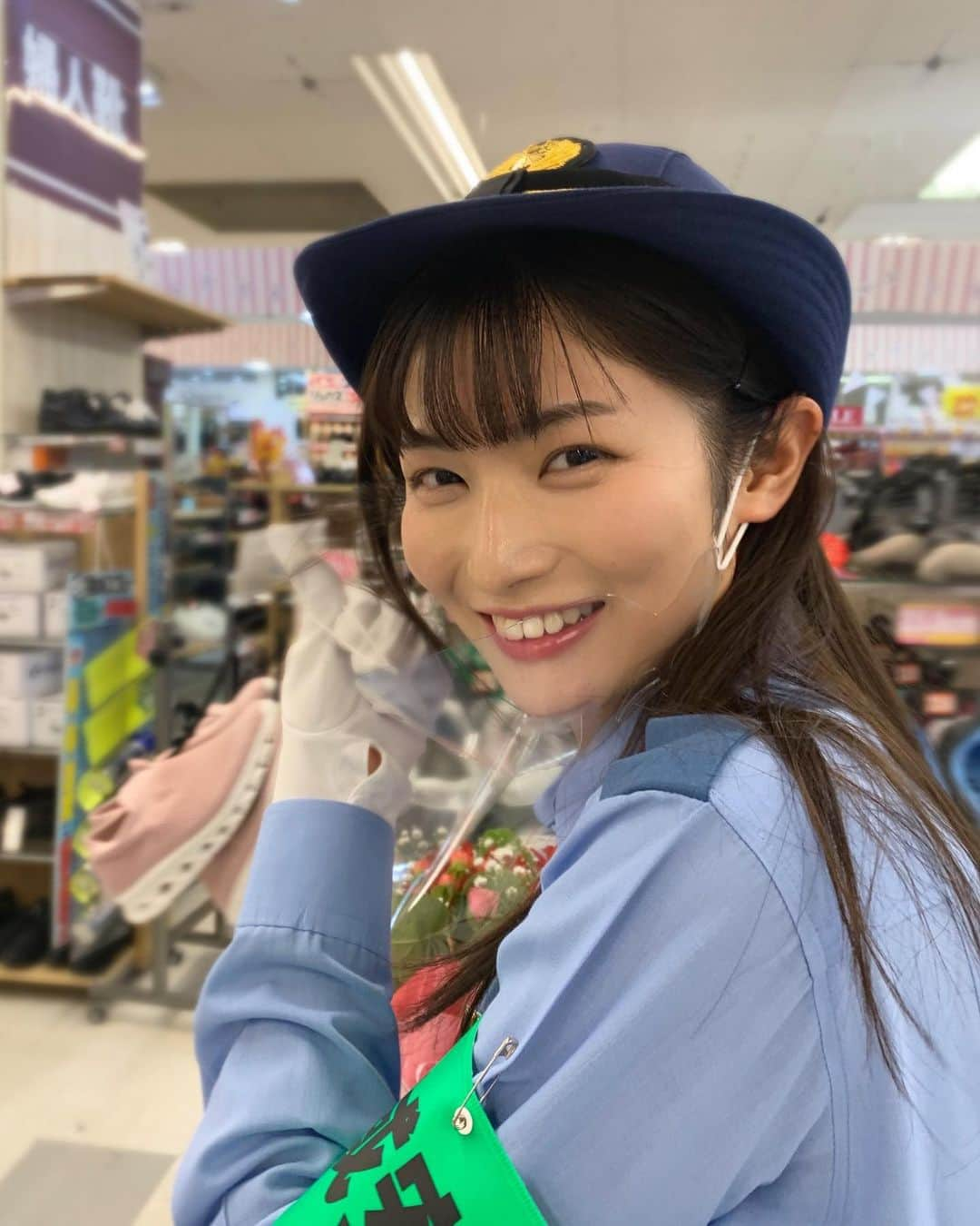 大島璃乃さんのインスタグラム写真 - (大島璃乃Instagram)「１０／１１（月） 桐生警察署一日警察署長 をやらせていただきました👮‍♀️🚓  令和３年10月11日~20日までの10日間 「令和３年全国地域安全運動」 の初日ということで、 「子供や女性の犯罪被害防止」 「特殊詐欺の被害防止」について 呼びかけをさせていただきました。  桐生警察署署長のお話を聞いて、 一人一人が普段から防犯意識をもつことで、 未然に防げることがたくさんあるということを 改めて実感しました。 安全で安心できるまちづくり、社会にするために、 今日会場にお越しいただいた皆様、 ぜひご家族やご友人にも「防犯意識」について お話しいただけますと幸いです。  桐生の皆様をはじめとし、群馬県、そして全国へと 安心できるまちづくりをしていけたらと思います。  このようなご時世の中、 会場まで足を運んでいただいた皆様 本当にありがとうございました。  ど緊張の中、ハプニングもありましたが、 もっと大きくなってリベンジできるように これからも頑張ります🔥  今後とも応援宜しくお願いいたします。  #桐生警察署　#一日警察署長　 #桐生　#警察　#犯罪　#防止　#犯罪防止 #警察官 #呼びかけ　#防犯 #群馬　#桐生 #群馬県警 #桐生警察 #制服」10月12日 0時05分 - oisland_rino25