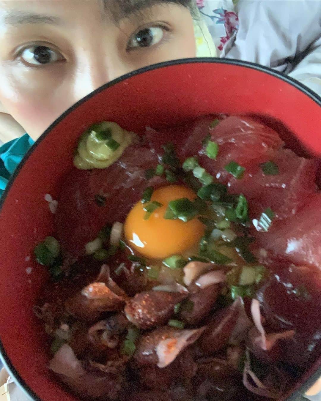 タテジマヨーコのインスタグラム：「海鮮丼と私 〜オマチドウサン〜  #海鮮丼と私」