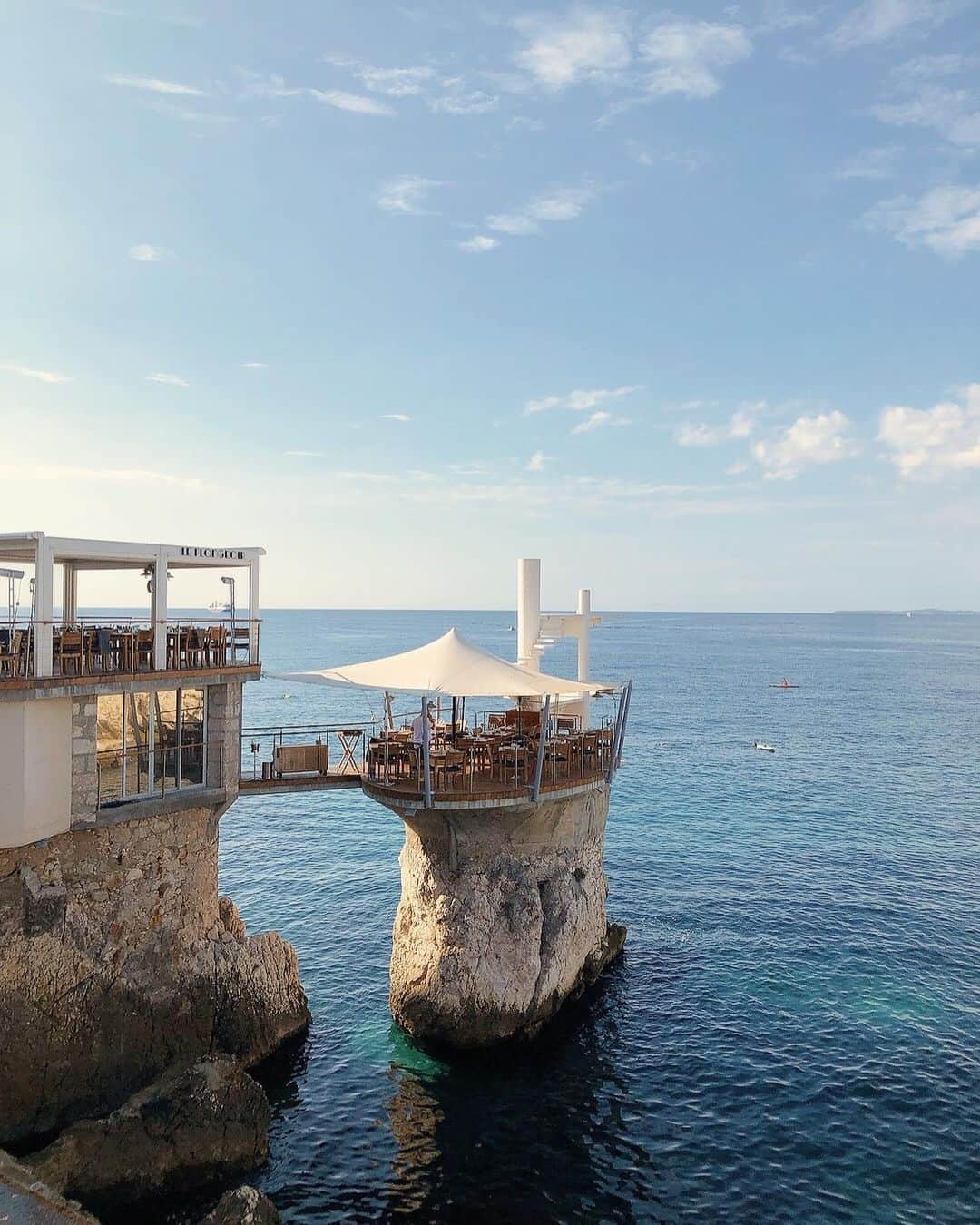 谷山響のインスタグラム：「La mer de Nice ✴︎  Manger sur la mer Faire le yoga à côté de la mer Habiter près de la mer  C’est la vie à Nice 💛  #nice #nicefrance #cotedazur #cotedazurfrance」