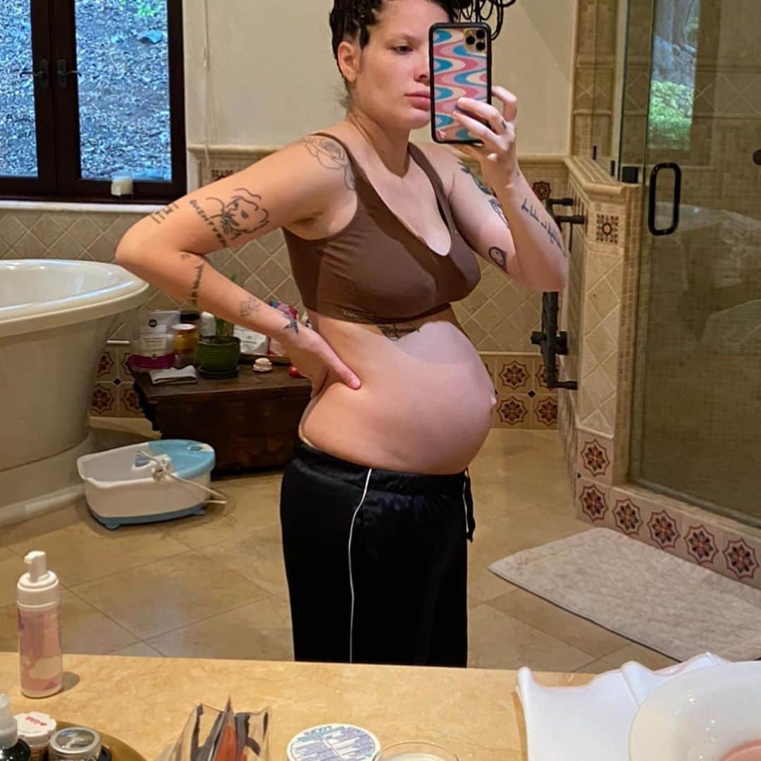 Halseyさんのインスタグラム写真 - (HalseyInstagram)「I am posting this because no matter what I do people are going to talk about my body. It is confusing symptom of being in the public eye so rather than complain I am going to give you something real to talk about! I did SNL two nights ago and a lot of people were quick to say how good I looked. That was a weird feeling. My body has felt like a stranger’s for a long time. I uphold myself to honesty to the point of over sharing sometimes but this feels important. The first picture on this slide is days after my baby was already born. A lot of people don’t know that you still look pregnant for a while after. It is still changing and I am letting it. I have no interest in working out right now. I’m too tired and too busy playing with my darling son. With that being said, the body behind all those compliments the other night was wearing a custom tailored outfit and lighted perfectly after much testing, so I could feel good and do my job. I do not want to feed the Illusion that you’re meant to feel and look “great” immediately postpartum. That is not my narrative currently. If you’ve been following me because you’re also a parent and you dig what I’m doing, please know I’m in your corner. I will never have my “pre baby body back” no matter how it changes physically because I have now had a baby! And that has altered me forever; emotionally, spiritually, and physically. That change is permanent. And I don’t want to go back! But In the spirit of honesty, I’m really tired and not a superhuman and this is really hard. Doing my best to serve my art and my family whilst keeping it all so very real. Love.」10月12日 1時07分 - iamhalsey