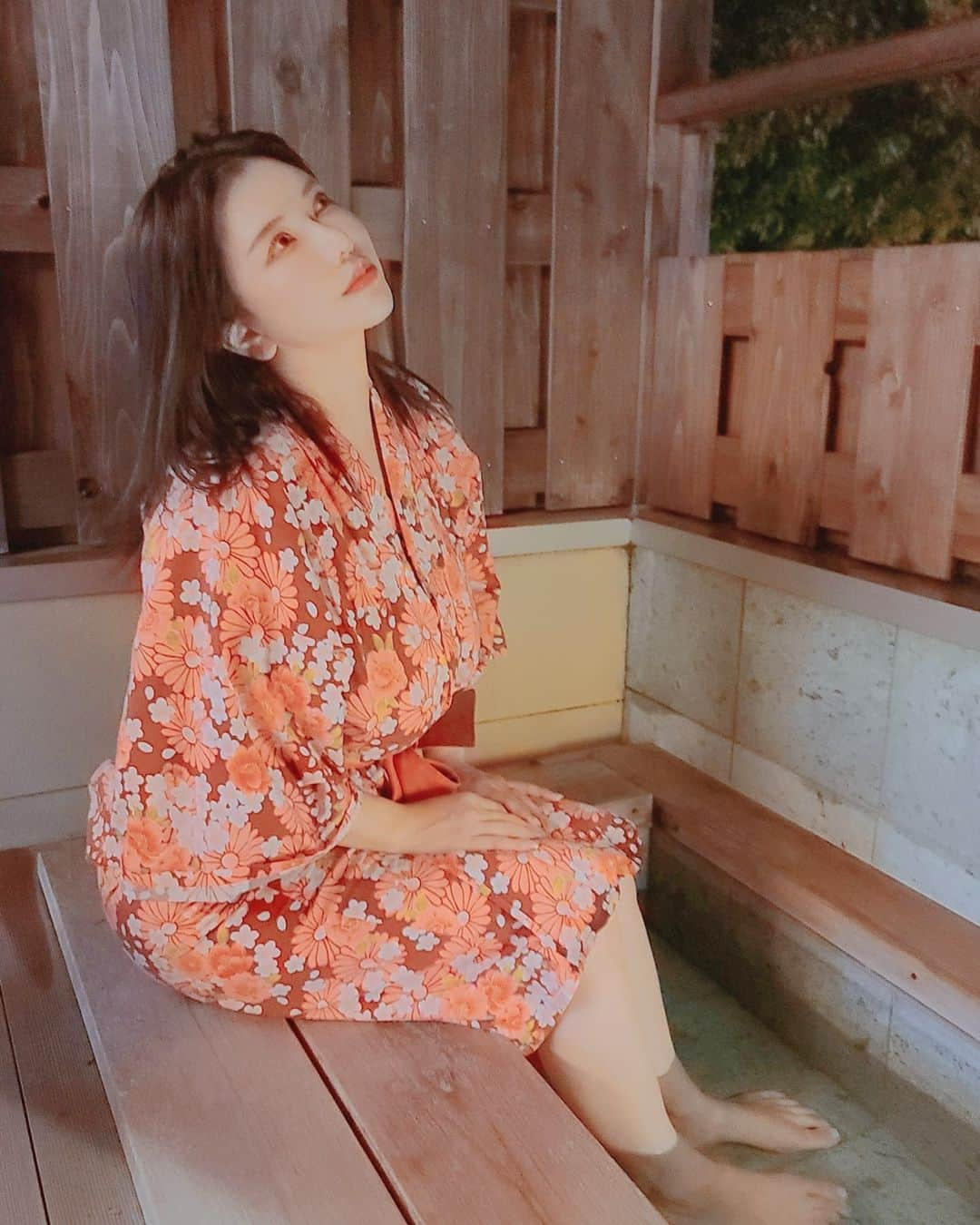 沖田杏梨さんのインスタグラム写真 - (沖田杏梨Instagram)「Hot spring for your feet😌♨️ 足元から癒しを☺️ 箱根温泉大好きです。特に強羅！  Link on my top page LINK-tree🤍Onlyfans #anriokita」10月12日 1時30分 - anri_okita