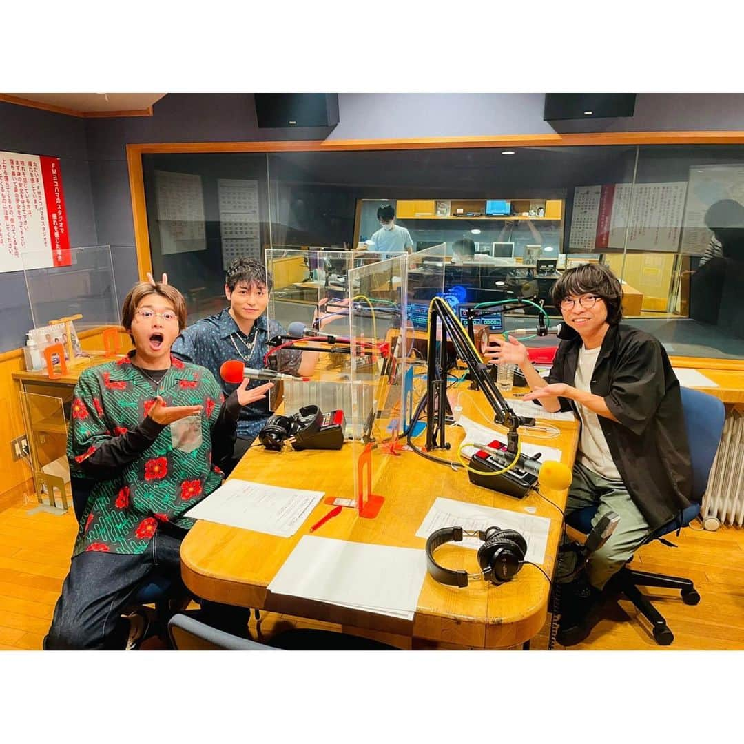 白洲迅さんのインスタグラム写真 - (白洲迅Instagram)「FM横浜 YOKOHAMA RADIO APARTMENT  「ドア開けてます！」 ご視聴いただきありがとうございました。 #wacci 橋口さんと一馬と3人で懐かしい話も出来てとても良い時間だった。。 #超ALBUM の全曲視聴ができるダイジェストトレーラーがYouTubeにて公開されてますのでチェックしてみてください。 そしてwacciさんのライブが11/12日本武道館で行われるそうですよ。そちらも要チェック。 橋口さんありがとうございましたー🤓！」10月12日 1時55分 - jin_shirasu_official