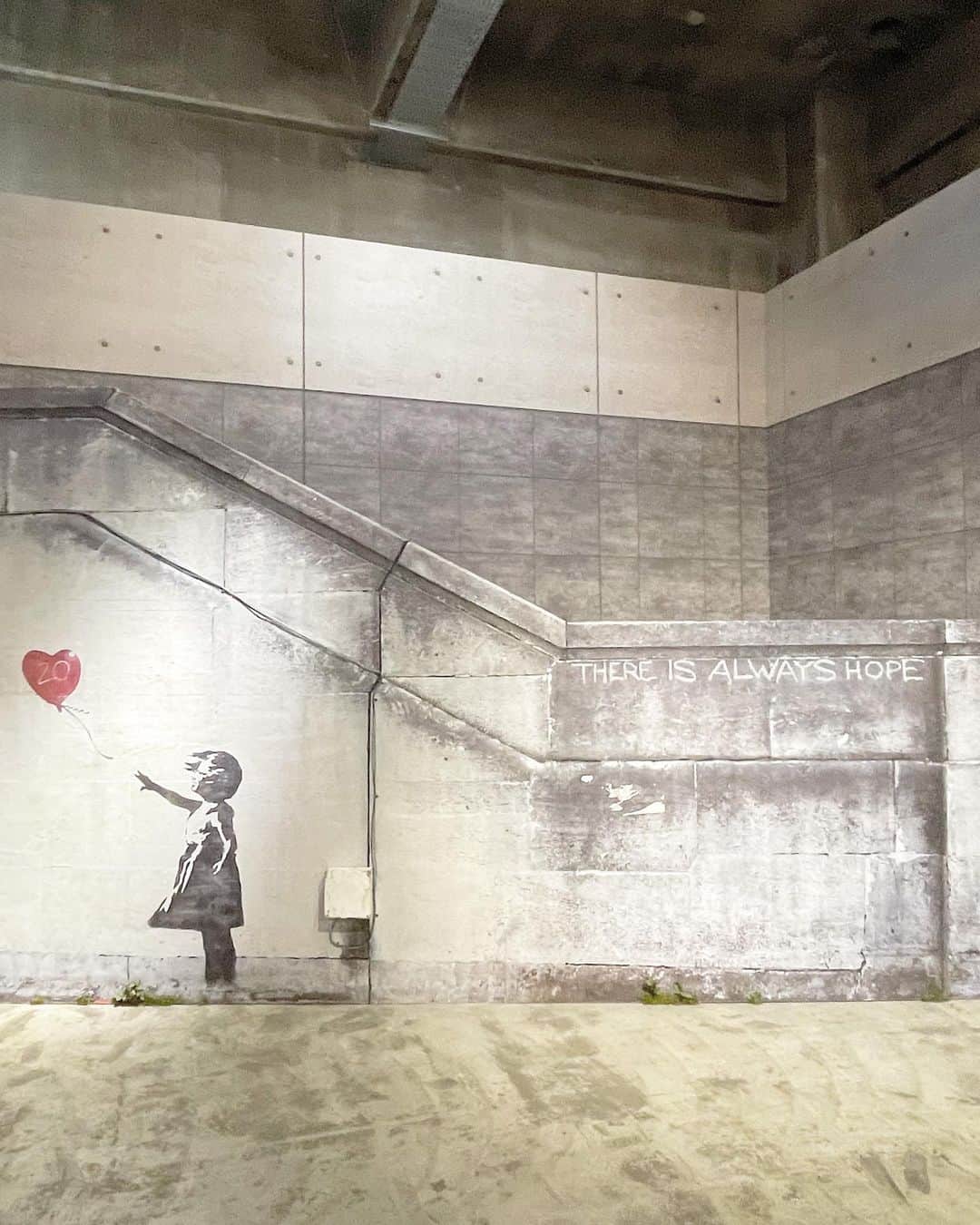 池田沙代のインスタグラム：「#バンクシーって誰展  @whoisbanksy_jp  先月行ったよ☺️🌼 .  街が再現されていたり、絵も沢山見れて とても楽しめたー🥺🧡 メッセージ性強い👍  美術館とか結構好きだよ☺️☝️」