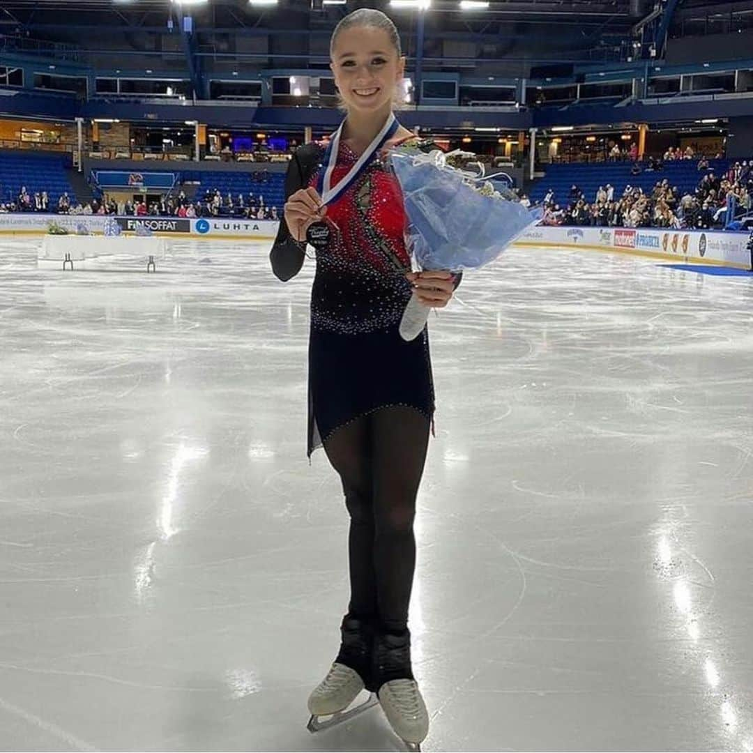 カミラ・ワリエワさんのインスタグラム写真 - (カミラ・ワリエワInstagram)「🏆Finlandia Trophy. Огромное спасибо всем моим тренерам! @tutberidze.eteri @daniil_gleikhengauz и Сергею Дудакову.Первое выступление на взрослом международном турнире...и первая победа🥇.  Также спасибо вам, болельщикам, за поддержку и поздравления 😊 .  Впереди много работы. Трудимся дальше 💪 ------------------------------------------------------------------------ Thank you to my coaches for our victory! @tutberidze.eteri @daniil_gleikhengauz and Sergey Dudakov. My first senior-level international competition... and first gold medal🥇. Thank you to my fans👍. We have a lot of work ahead. Keep on training 💪 #isu #figureskating #finland #trophy #2021 #teamtutberidze #russia」10月12日 3時26分 - kamilavalieva26