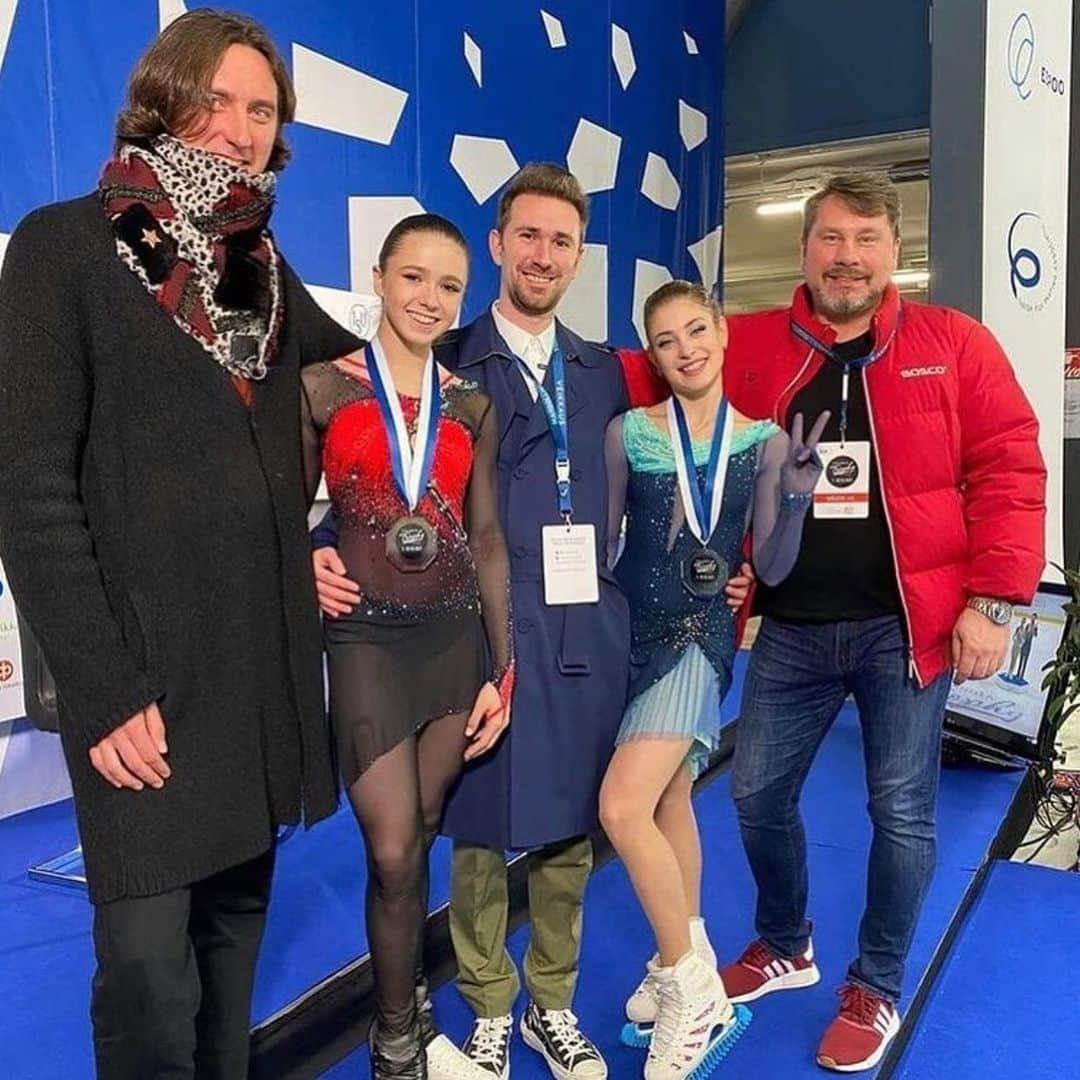 カミラ・ワリエワさんのインスタグラム写真 - (カミラ・ワリエワInstagram)「🏆Finlandia Trophy. Огромное спасибо всем моим тренерам! @tutberidze.eteri @daniil_gleikhengauz и Сергею Дудакову.Первое выступление на взрослом международном турнире...и первая победа🥇.  Также спасибо вам, болельщикам, за поддержку и поздравления 😊 .  Впереди много работы. Трудимся дальше 💪 ------------------------------------------------------------------------ Thank you to my coaches for our victory! @tutberidze.eteri @daniil_gleikhengauz and Sergey Dudakov. My first senior-level international competition... and first gold medal🥇. Thank you to my fans👍. We have a lot of work ahead. Keep on training 💪 #isu #figureskating #finland #trophy #2021 #teamtutberidze #russia」10月12日 3時26分 - kamilavalieva26