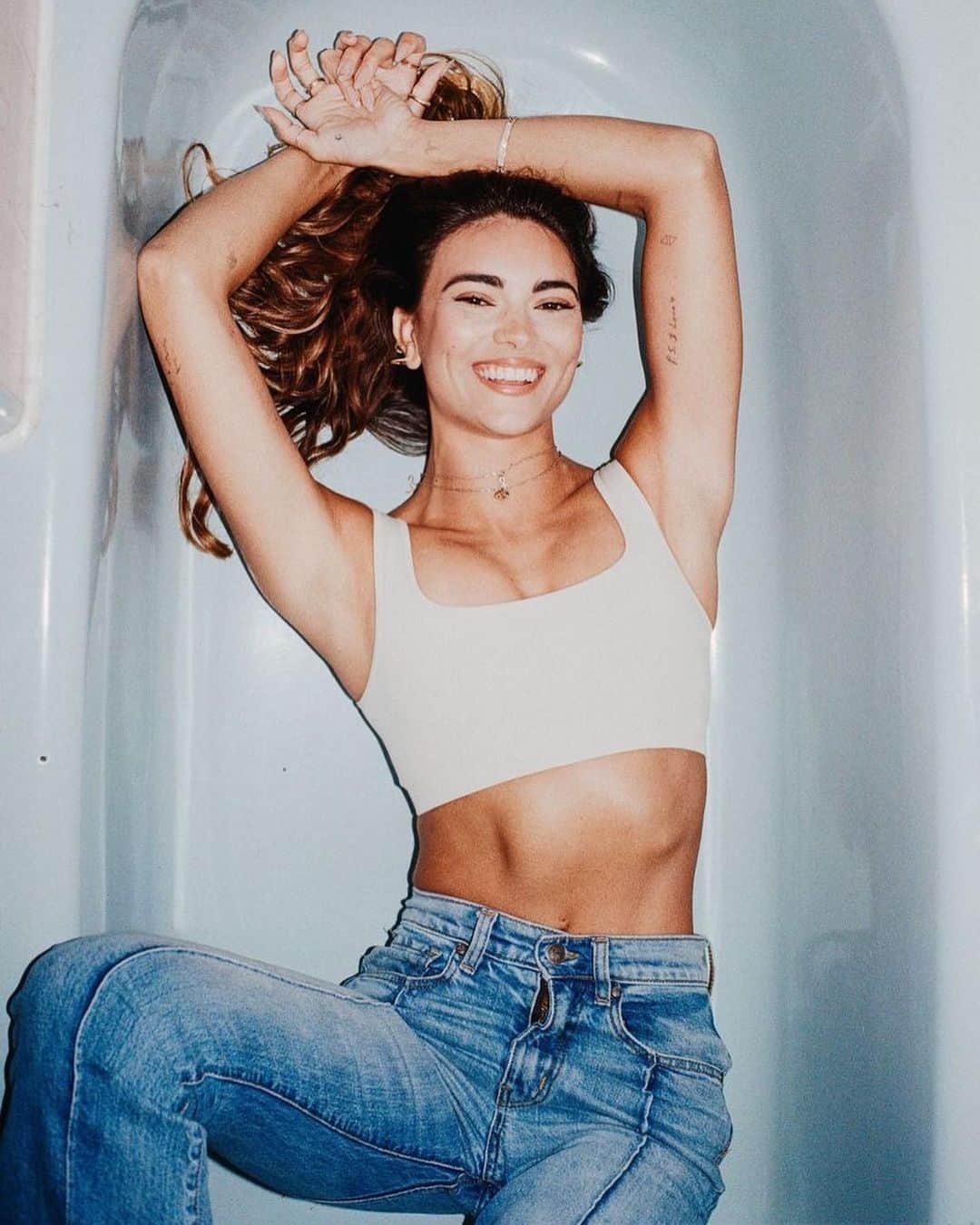 キラ・サントーロのインスタグラム：「Give out a compliment today💛 Tell someone you love them💛 Drink lots of water💛 Be gentle to yourself」